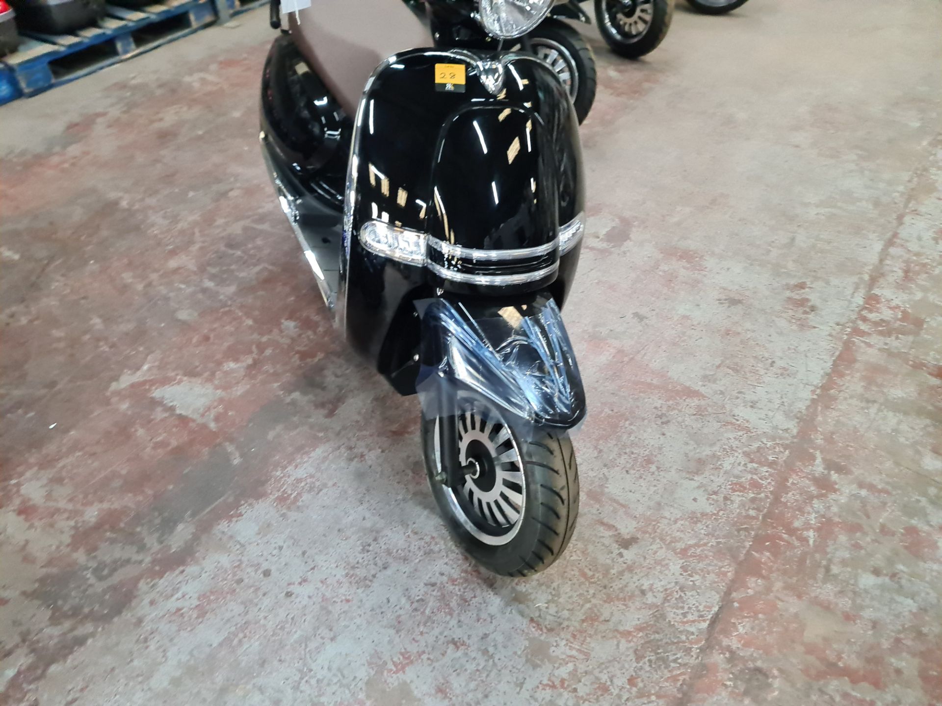 LO23 XHP Ultra 4000 electric scooter, colour: black, 125cc equivalent, 50mph top speed, 50 mile rang - Image 5 of 26