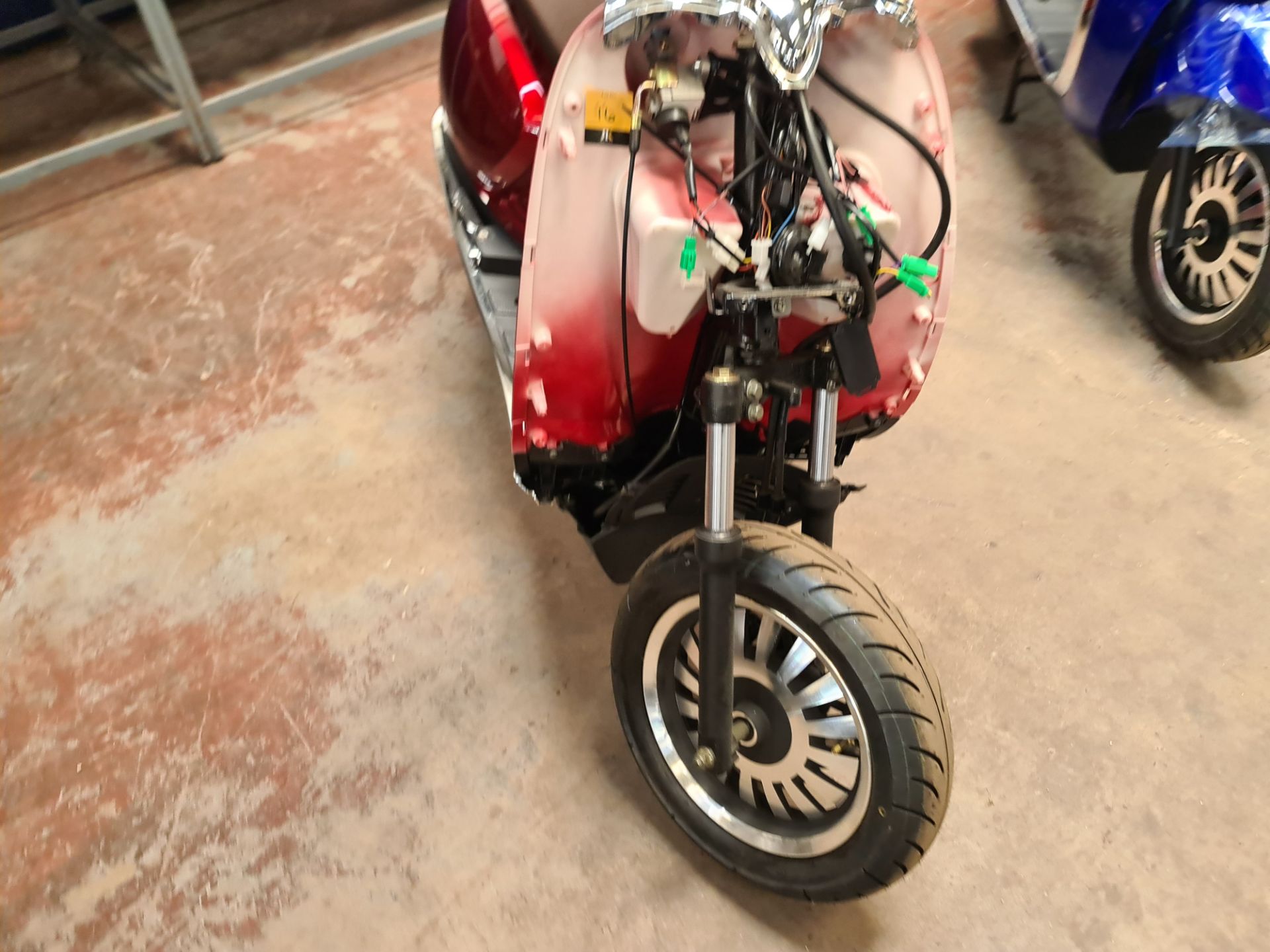 Ultra 5000 electric scooter, Non-runner. Colour: red, 125cc equivalent, 60mph top speed, 60 mile ran - Image 5 of 24