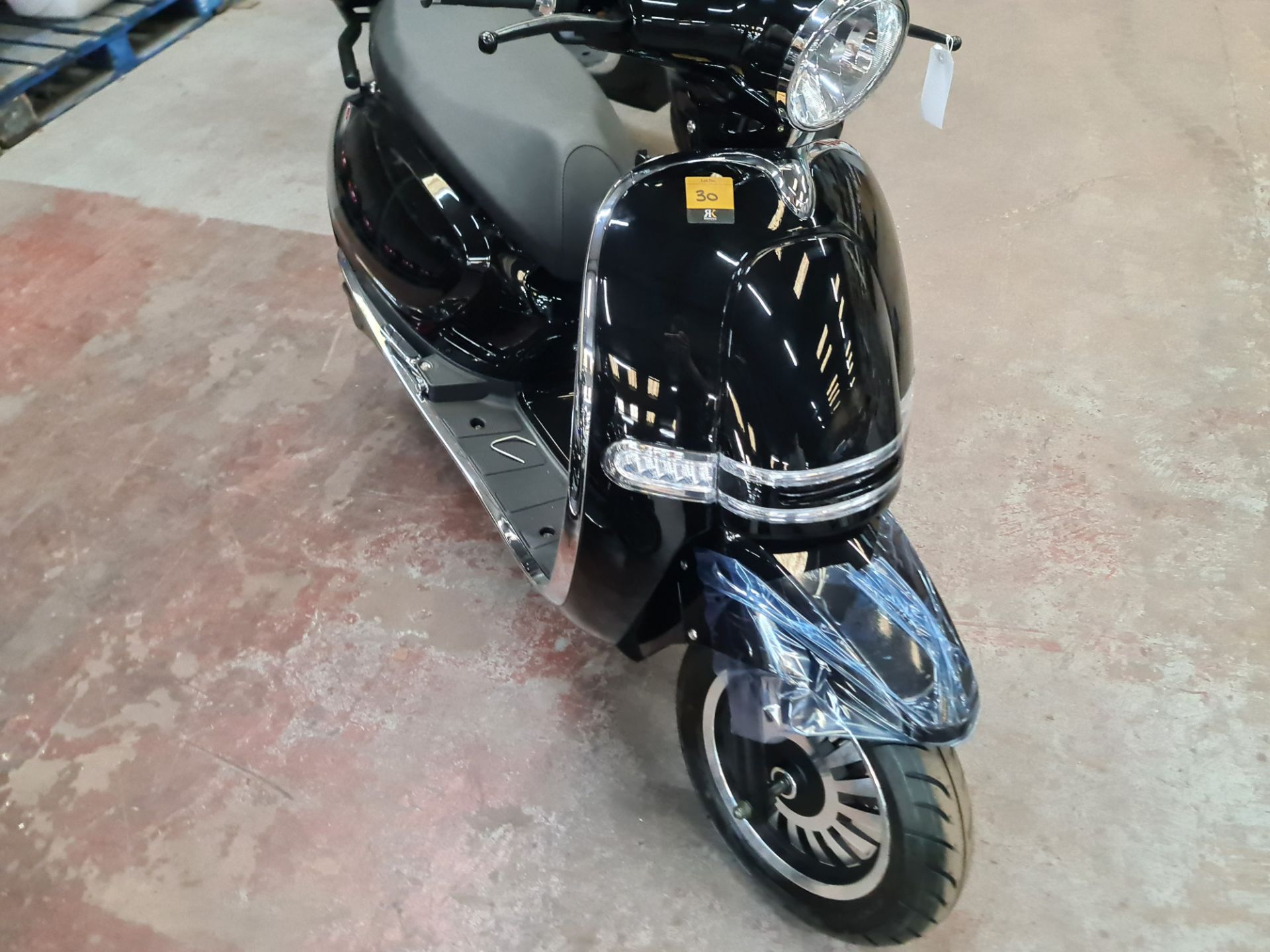 LO23 XHN Ultra 4000 electric scooter, colour: black, 125cc equivalent, 50mph top speed, 50 mile rang - Image 6 of 28