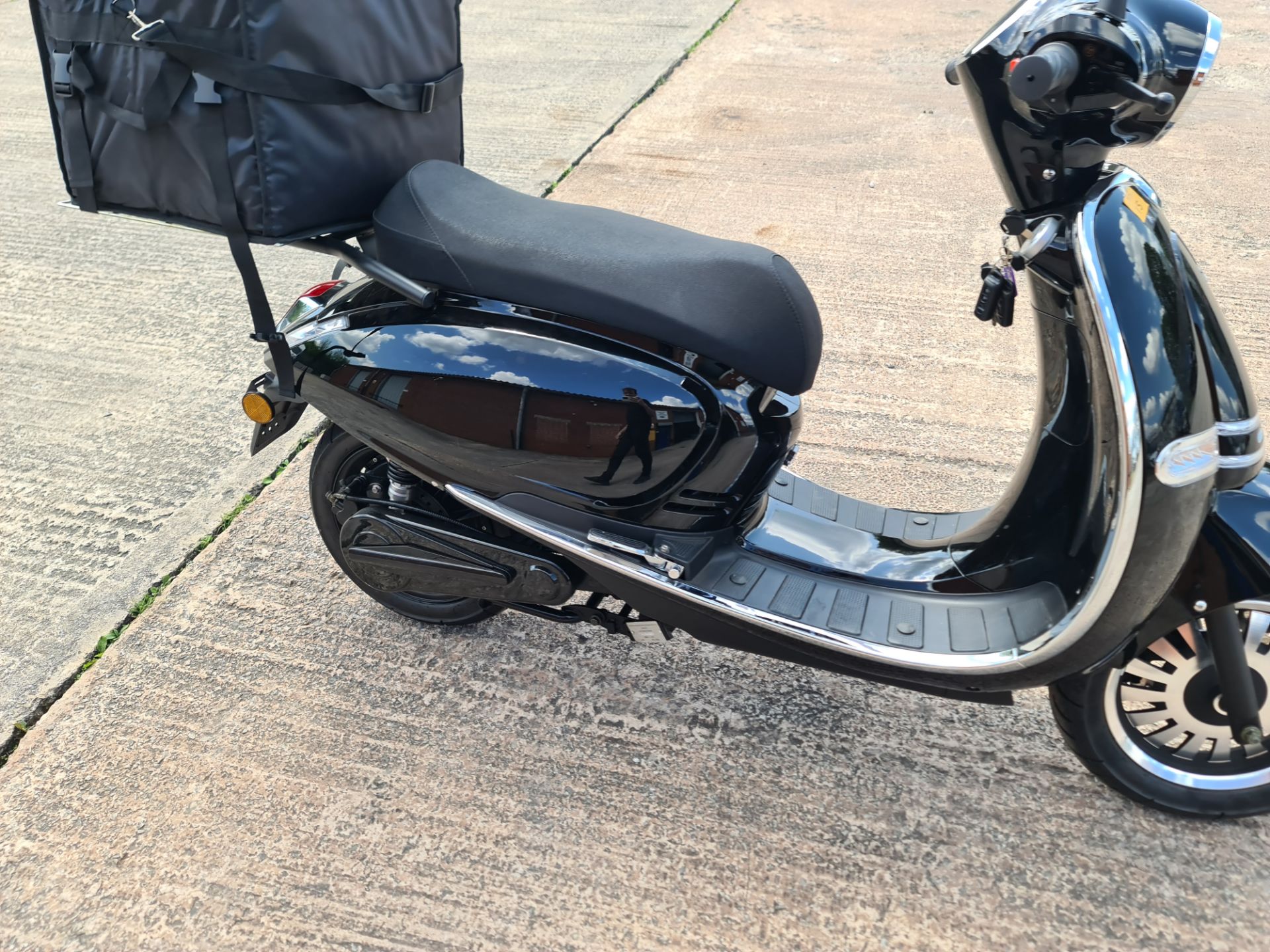 LO22 WLK Ultra 5000 electric scooter, colour: black, 125cc equivalent, 60mph top speed, 60 mile rang - Image 10 of 27