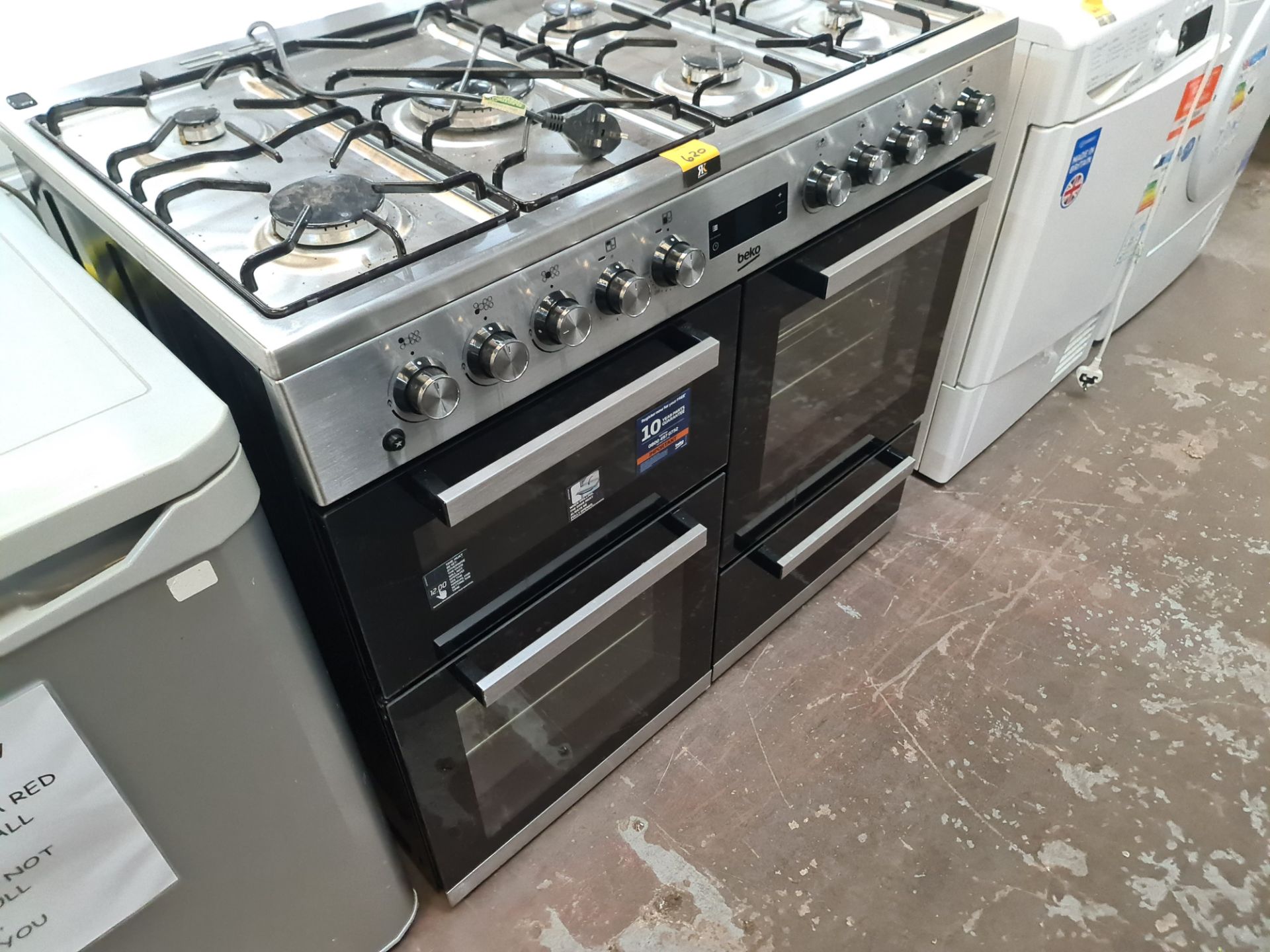 Beko large range oven with a total of 7 hobs - Image 4 of 10