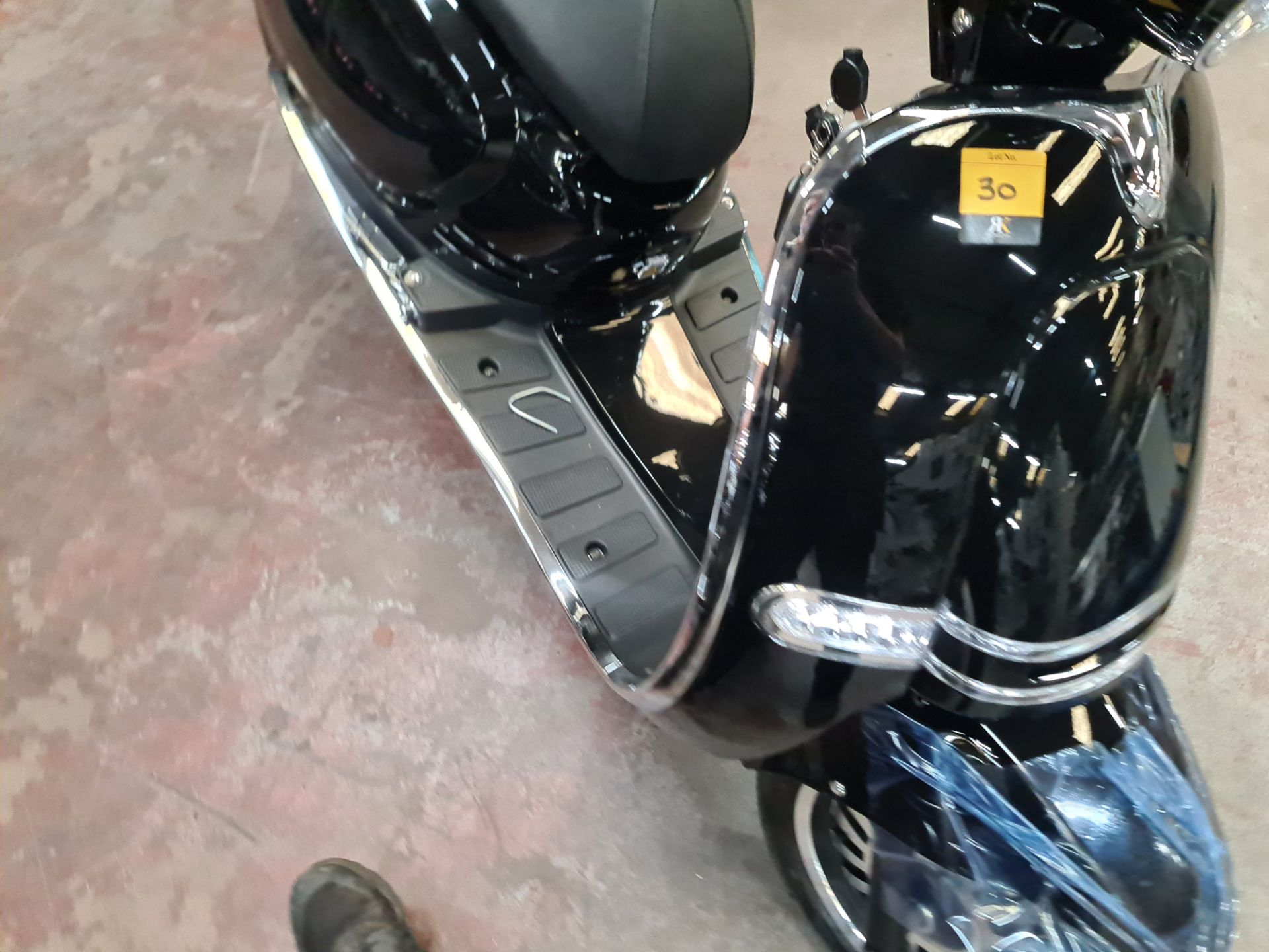 LO23 XHN Ultra 4000 electric scooter, colour: black, 125cc equivalent, 50mph top speed, 50 mile rang - Image 8 of 28