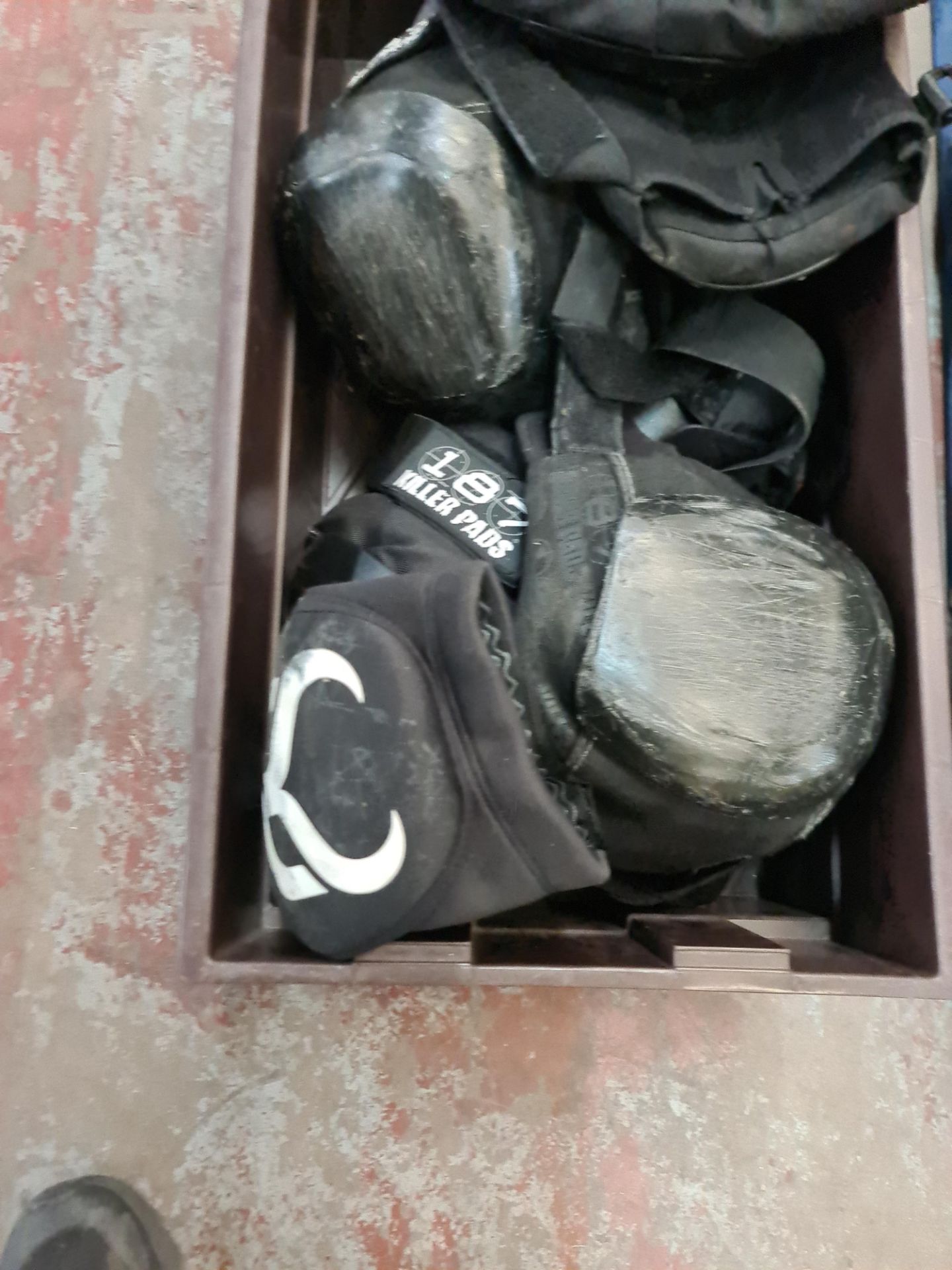 The contents of a crate of kneepads - approximately 10 items in total - Image 2 of 5