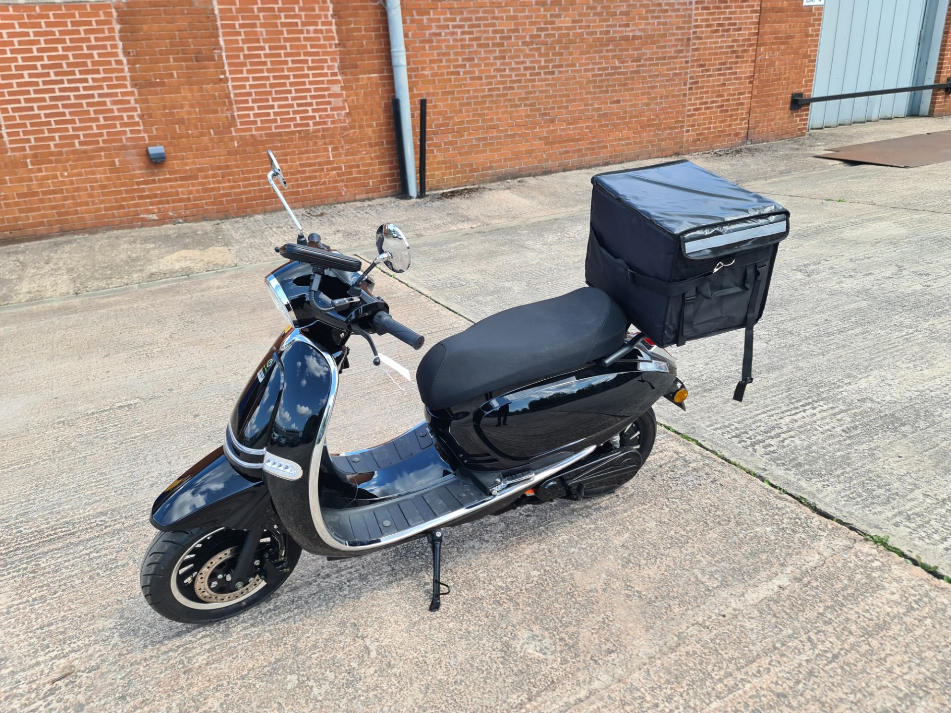 LO22 WLK Ultra 5000 electric scooter, colour: black, 125cc equivalent, 60mph top speed, 60 mile rang