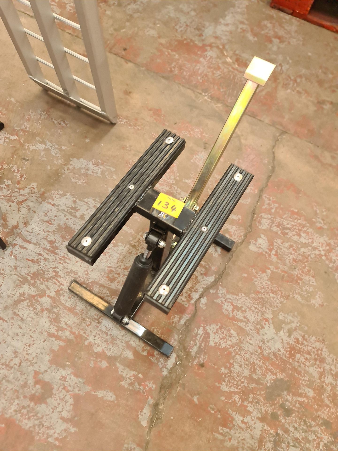 Hydraulic off road pit stand - Image 3 of 6