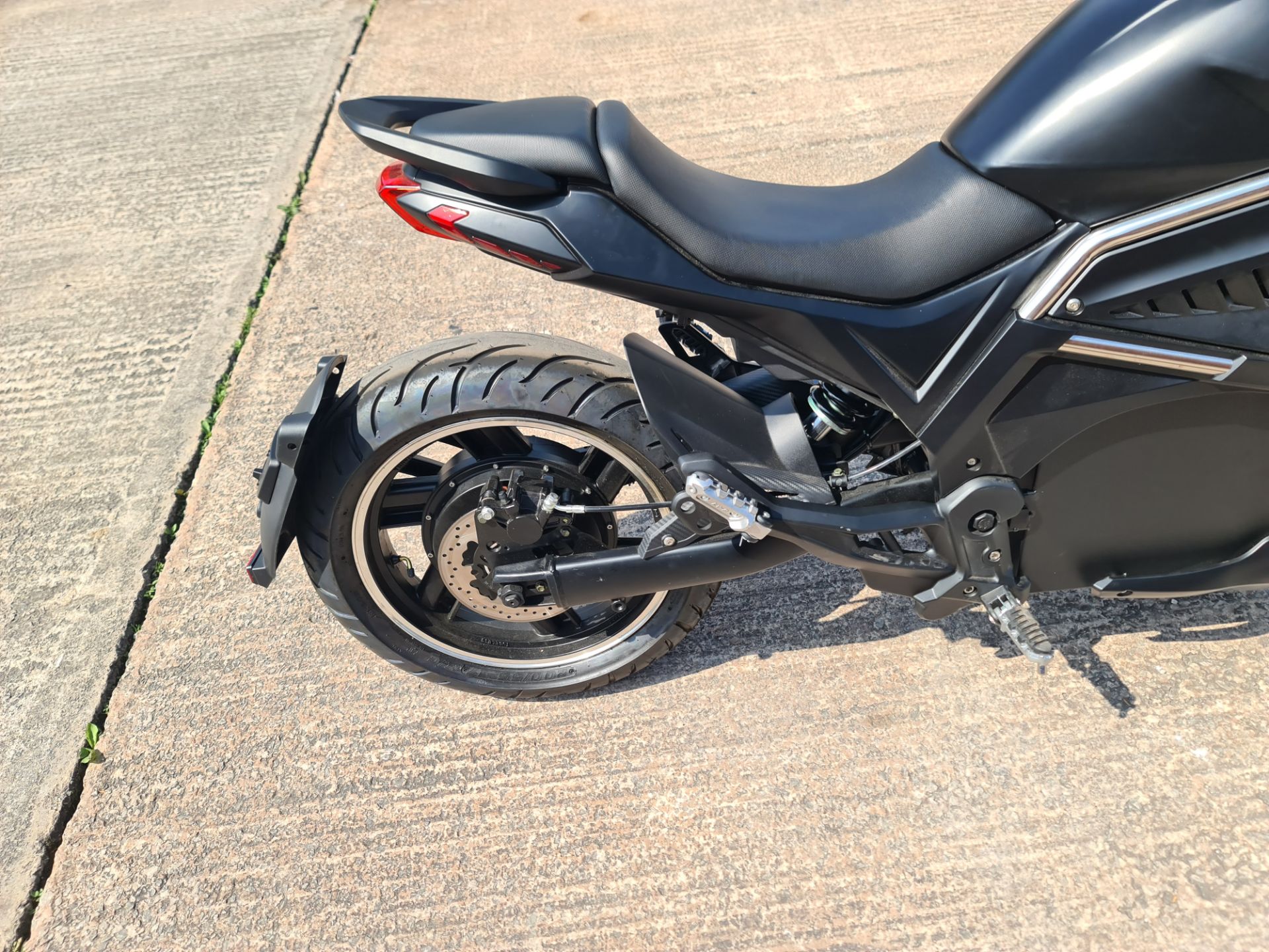 Electric motorbike, colour: black. Recorded kms: 3. Very little is known about this bike. We under - Image 13 of 24