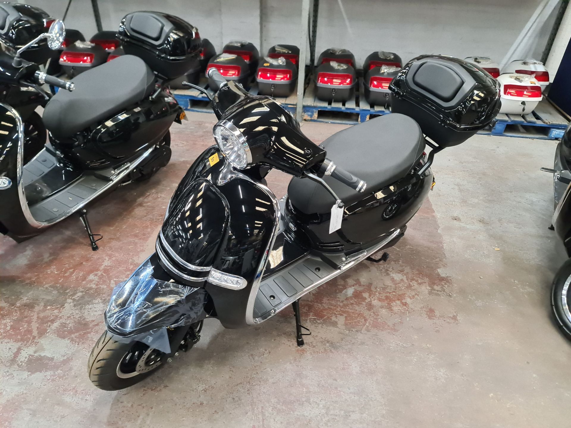 LO23 XHN Ultra 4000 electric scooter, colour: black, 125cc equivalent, 50mph top speed, 50 mile rang