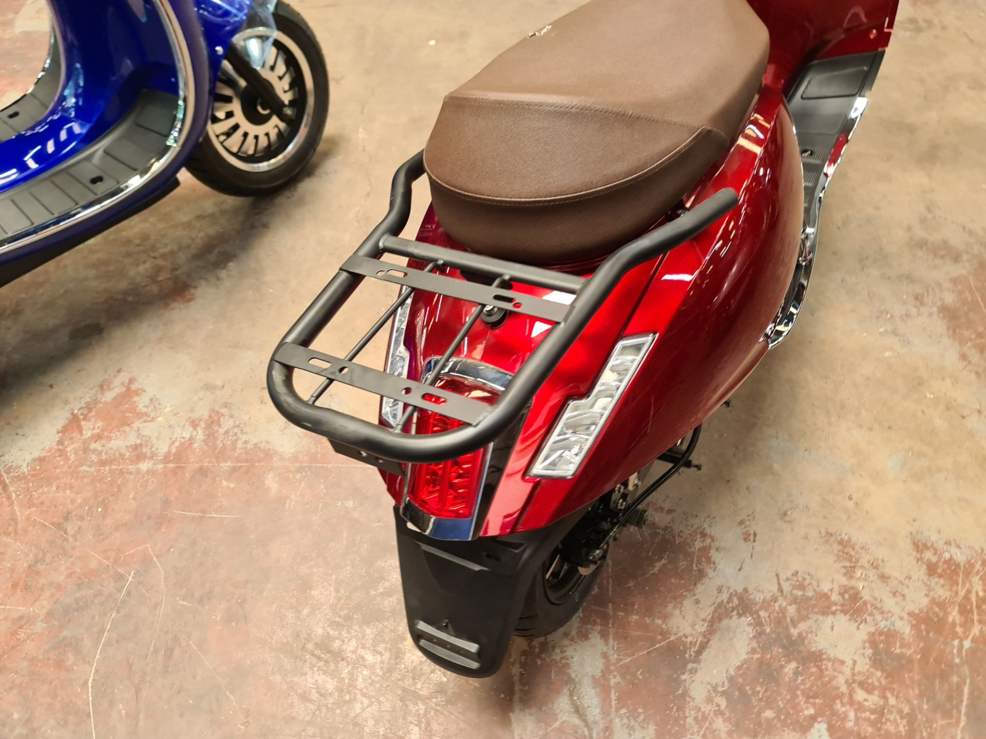 Ultra 5000 electric scooter, Non-runner. Colour: red, 125cc equivalent, 60mph top speed, 60 mile ran - Image 14 of 24