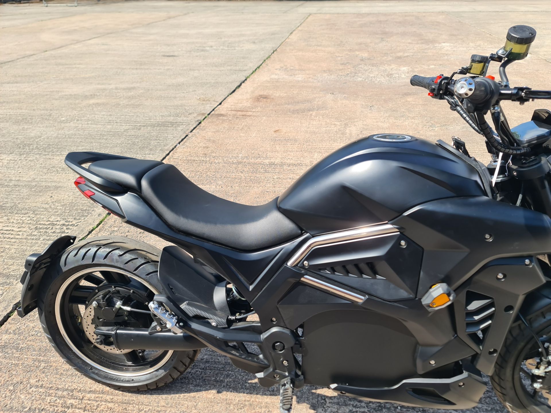 Electric motorbike, colour: black. Recorded kms: 3. Very little is known about this bike. We under - Image 11 of 24
