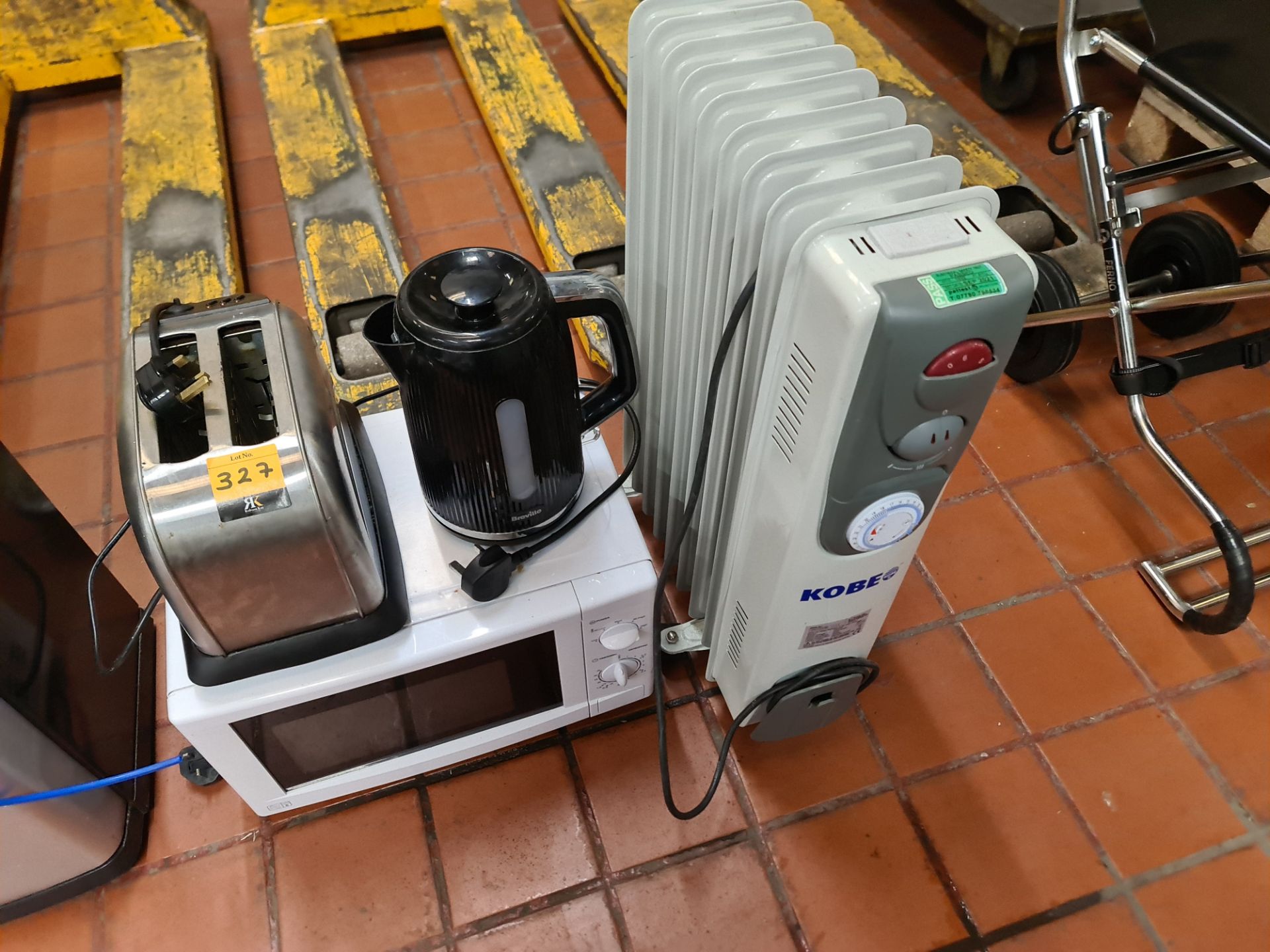 Mixed domestic appliance lot comprising microwave, toaster, kettle and oil filled radiator - Image 6 of 6