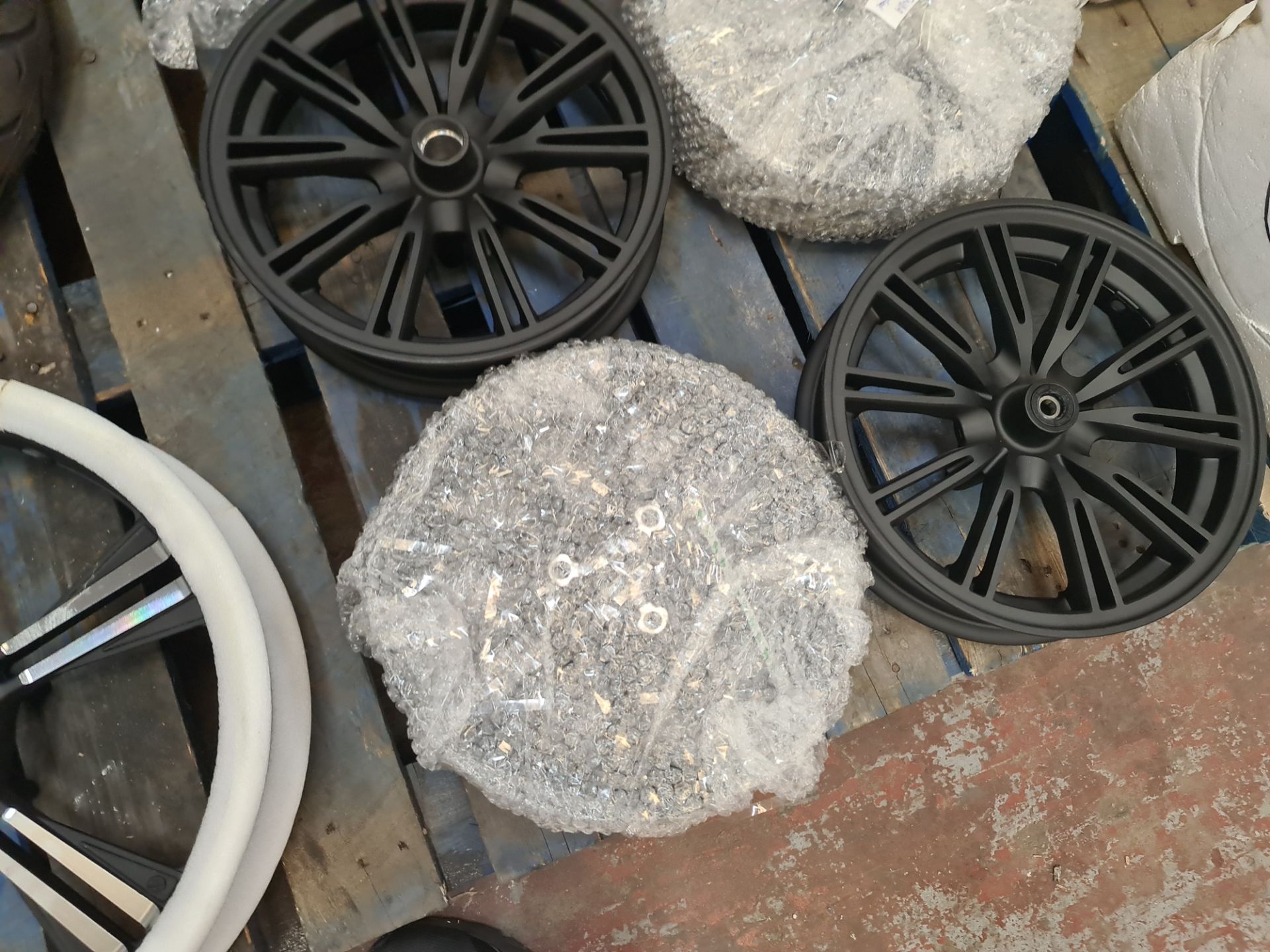 9 off assorted bike front wheels, the contents of a pallet - Image 6 of 7