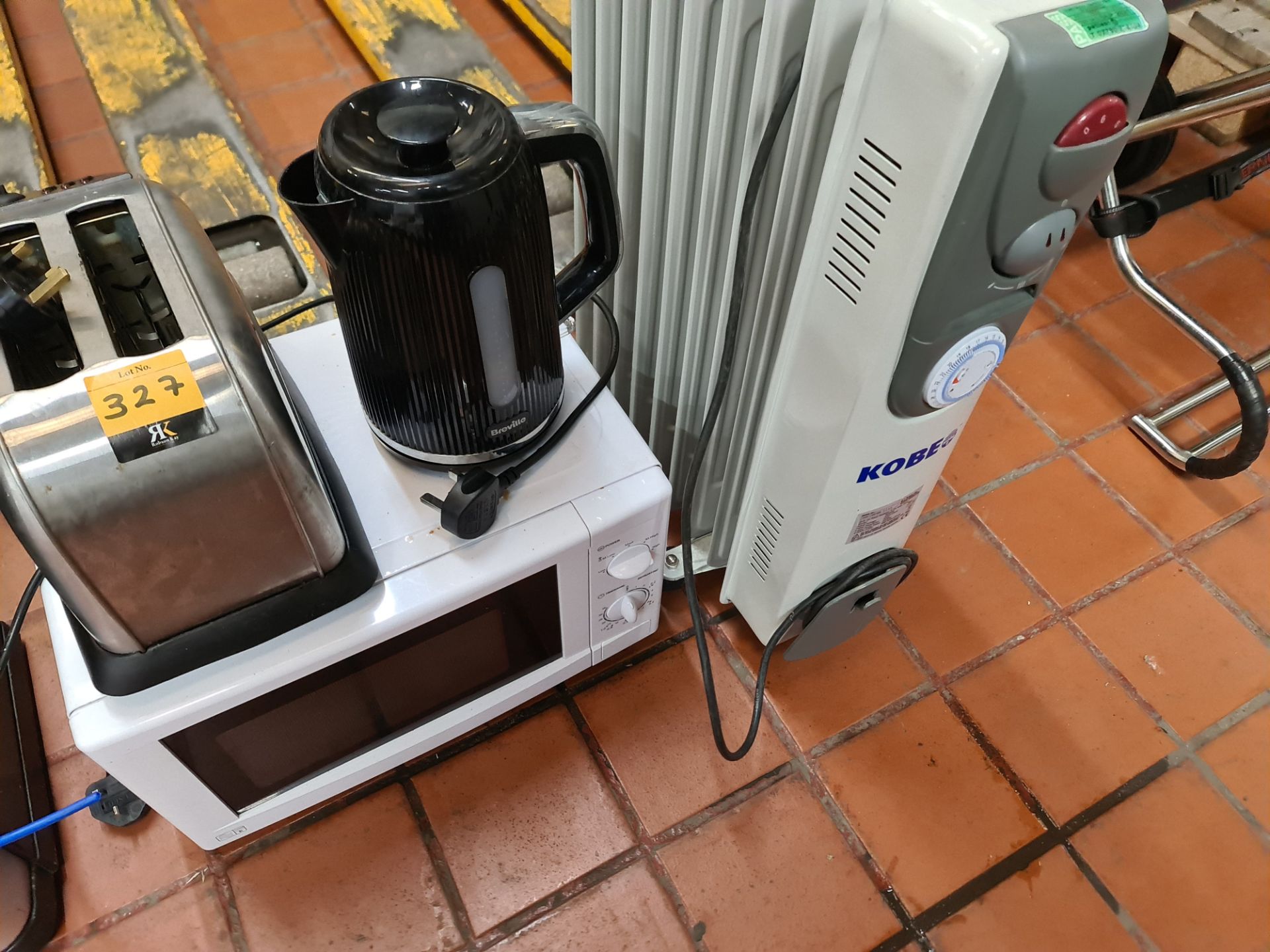 Mixed domestic appliance lot comprising microwave, toaster, kettle and oil filled radiator - Image 5 of 6