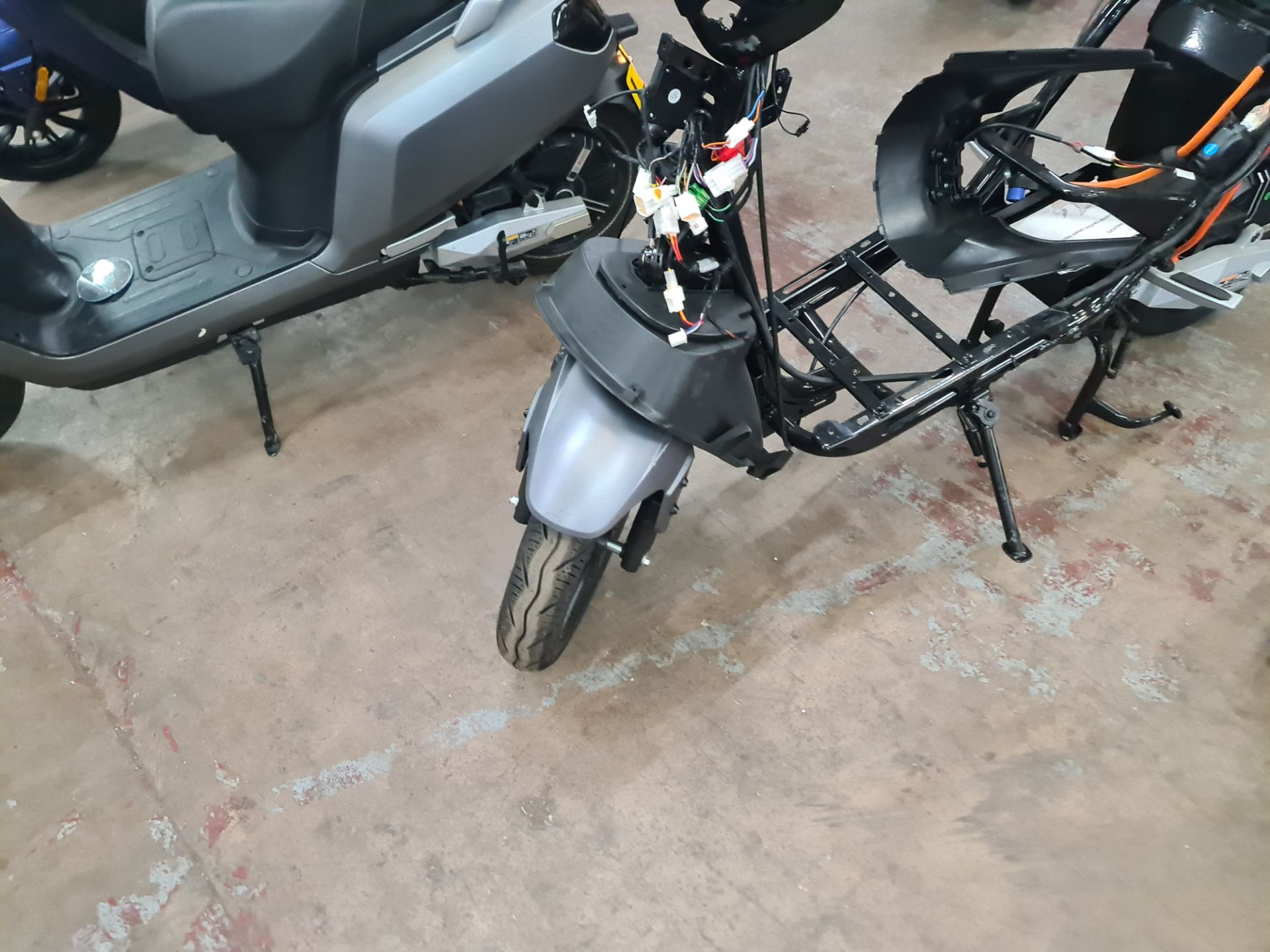 Senda 3000 dual battery electric moped - frame only, Non-runner. - Image 2 of 12