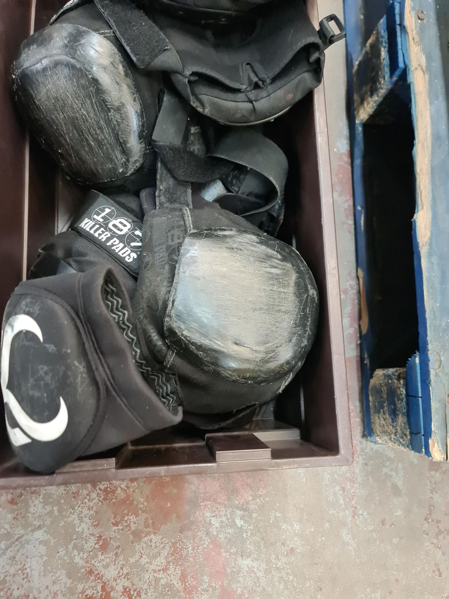 The contents of a crate of kneepads - approximately 10 items in total - Image 4 of 5