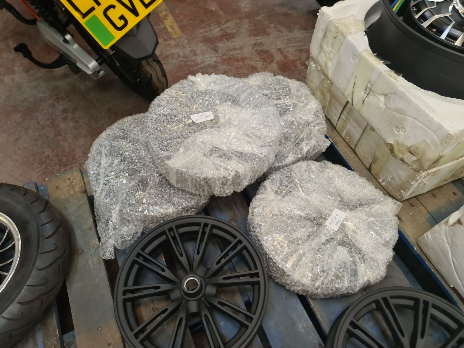 9 off assorted bike front wheels, the contents of a pallet - Image 5 of 7
