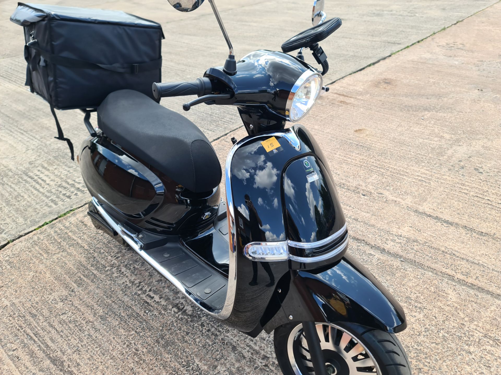 LO22 WLK Ultra 5000 electric scooter, colour: black, 125cc equivalent, 60mph top speed, 60 mile rang - Image 7 of 27