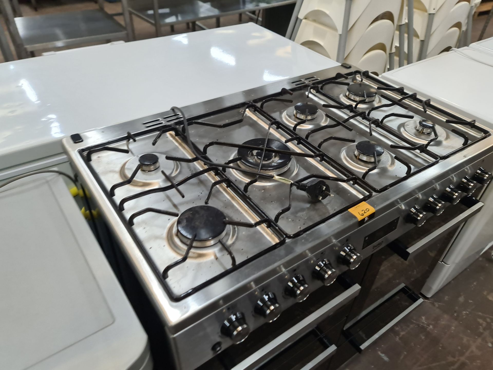 Beko large range oven with a total of 7 hobs - Image 6 of 10