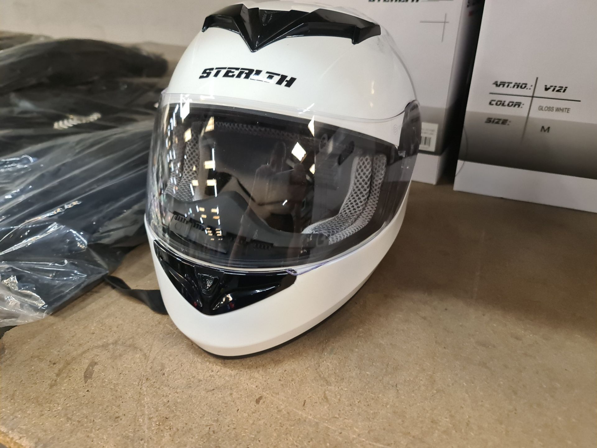 4 off Stealth V121 gloss white helmets - 1 each of S, M, L & XL - Image 2 of 8