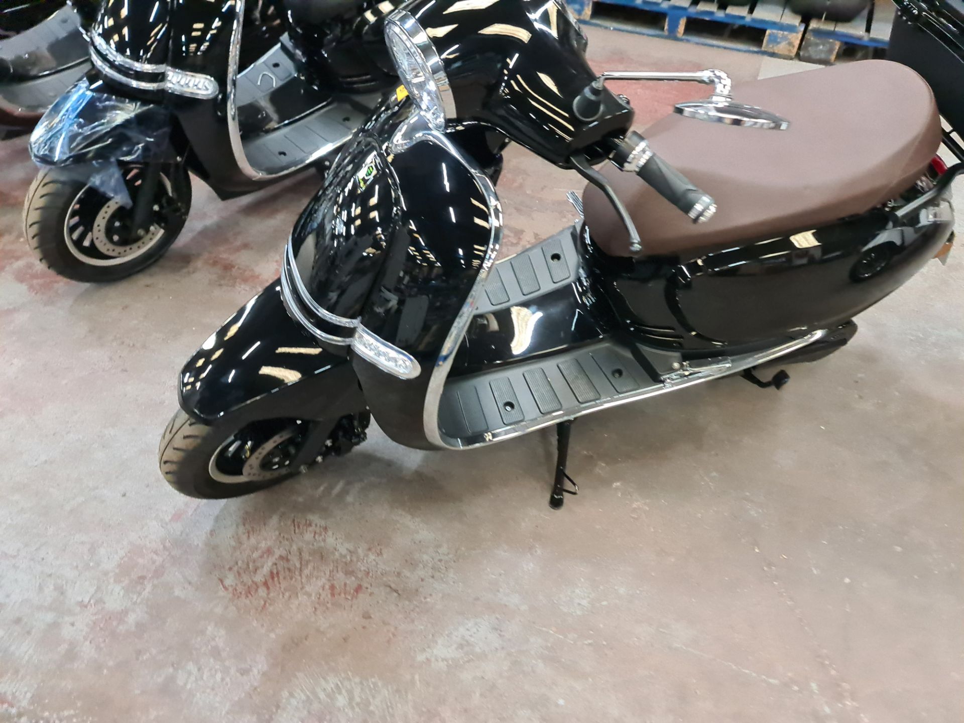 LO23 YVH Ultra 4000 electric scooter, colour: black, 125cc equivalent, 50mph top speed, 50 mile rang - Image 2 of 25