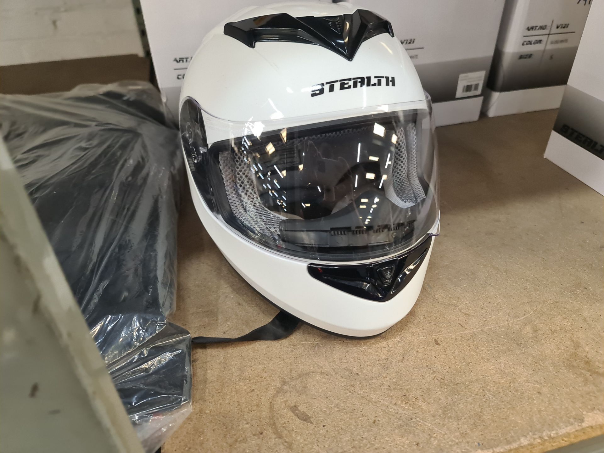 4 off Stealth V121 gloss white helmets - 1 each of S, M, L & XL - Image 5 of 8
