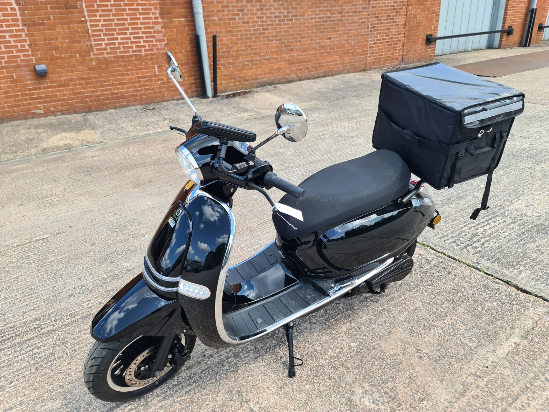 LO22 WLK Ultra 5000 electric scooter, colour: black, 125cc equivalent, 60mph top speed, 60 mile rang - Image 2 of 27