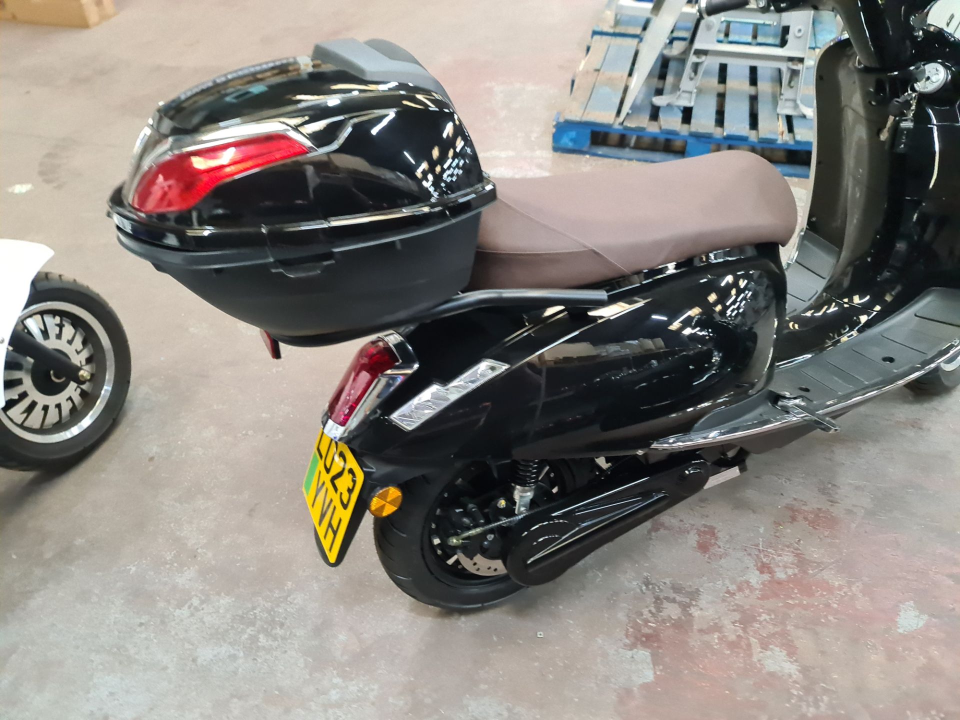 LO23 YVH Ultra 4000 electric scooter, colour: black, 125cc equivalent, 50mph top speed, 50 mile rang - Image 13 of 25