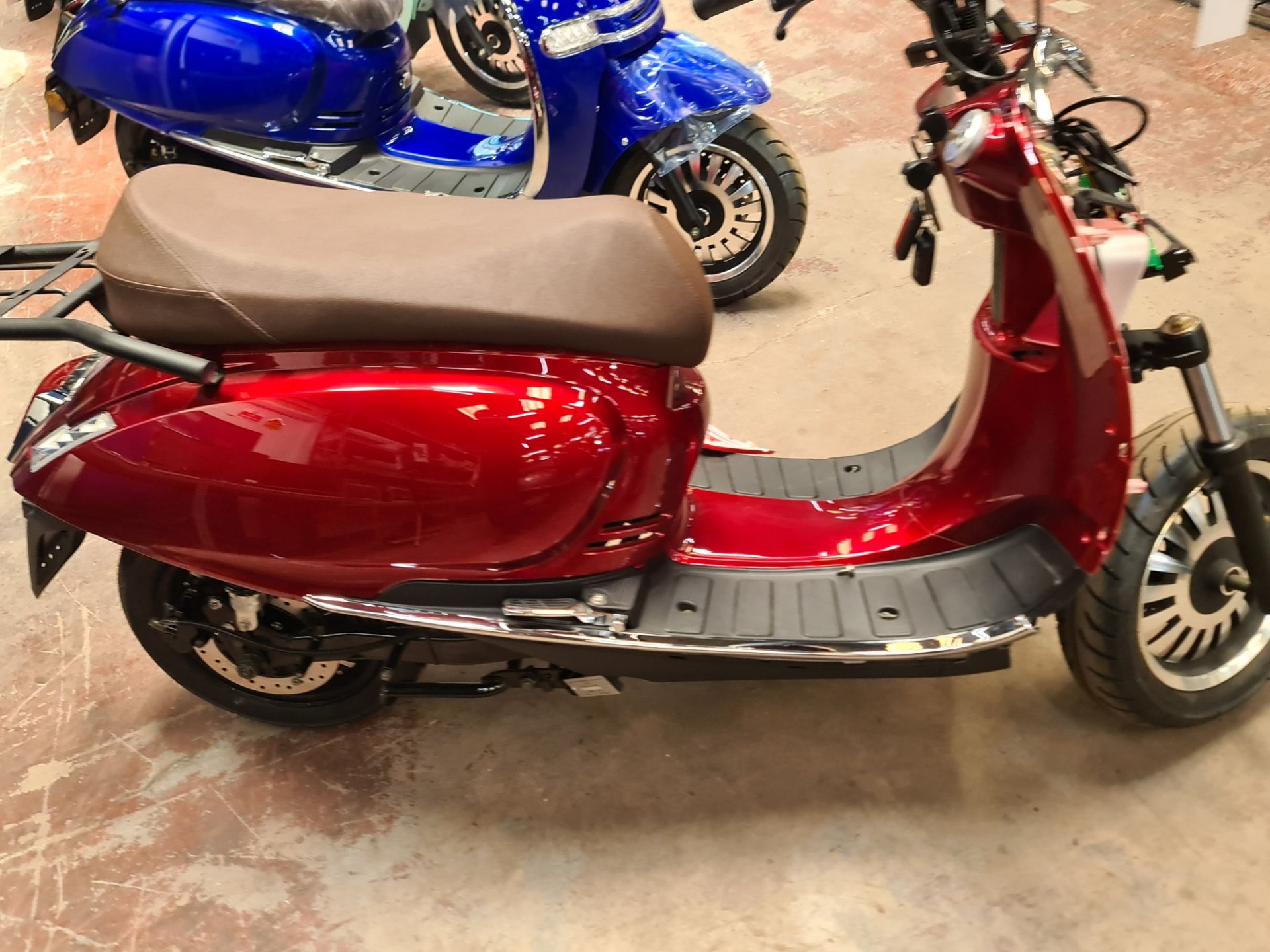 Ultra 5000 electric scooter, Non-runner. Colour: red, 125cc equivalent, 60mph top speed, 60 mile ran - Image 10 of 24