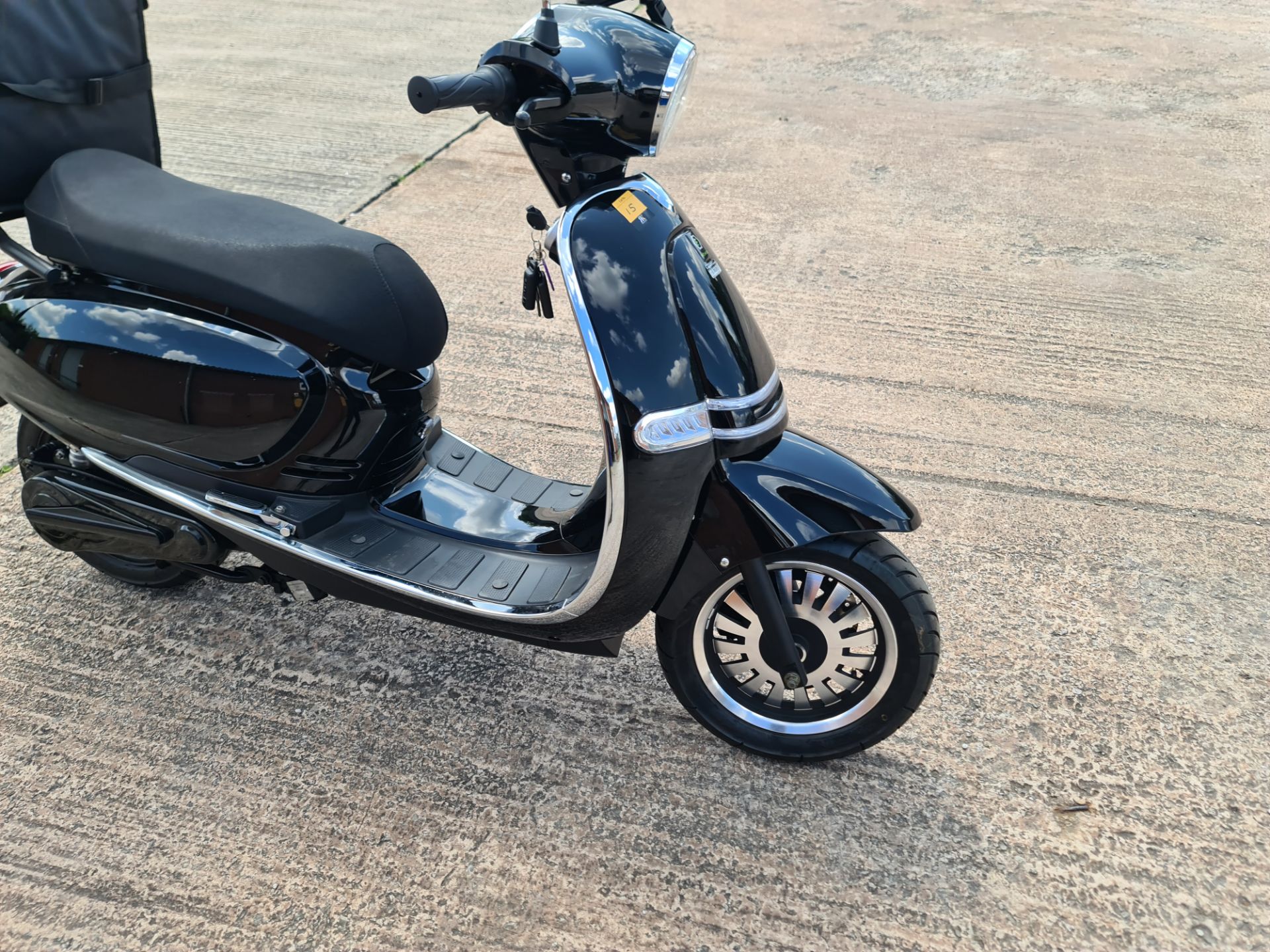 LO22 WLK Ultra 5000 electric scooter, colour: black, 125cc equivalent, 60mph top speed, 60 mile rang - Image 8 of 27