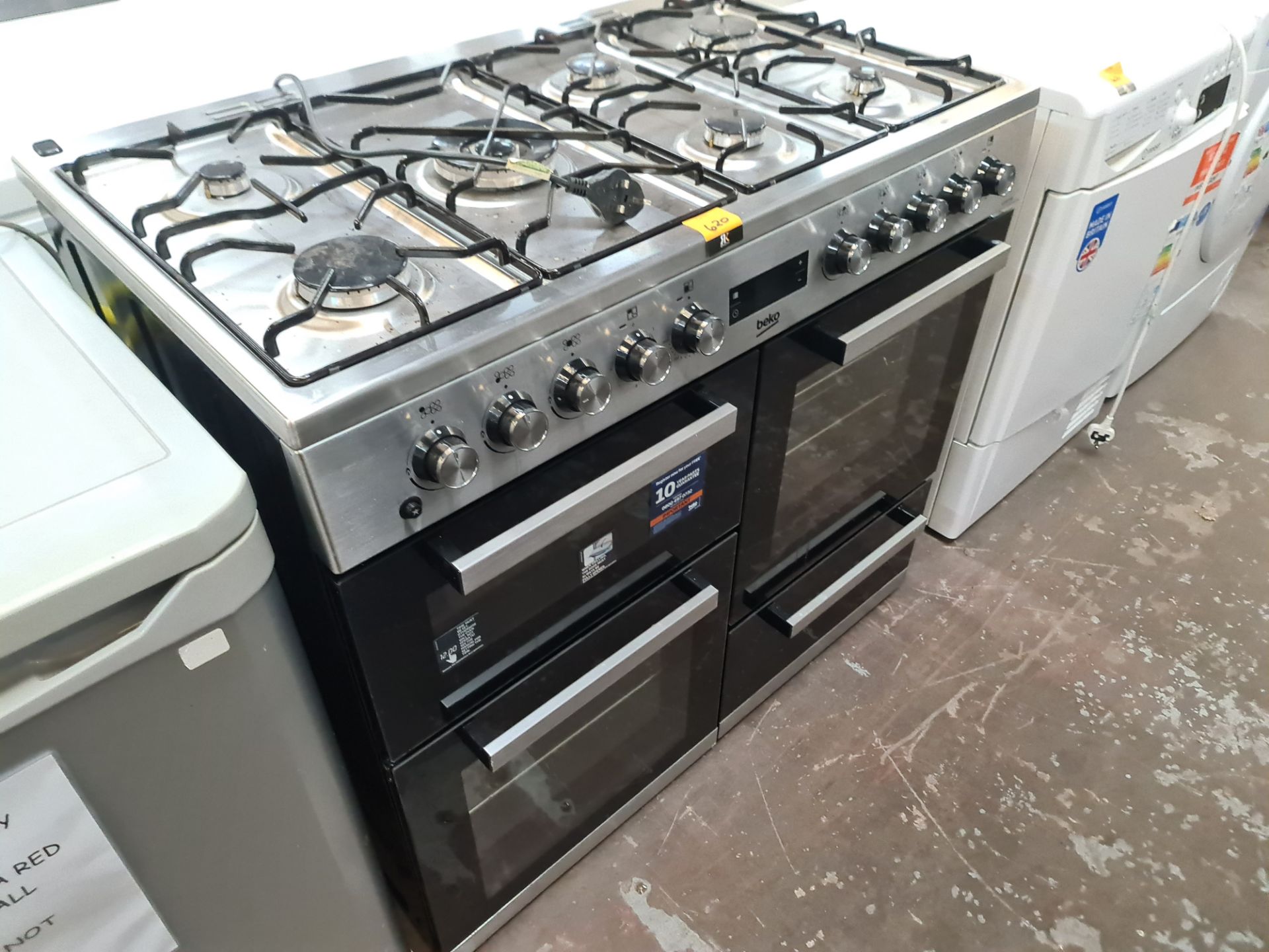 Beko large range oven with a total of 7 hobs - Image 3 of 10
