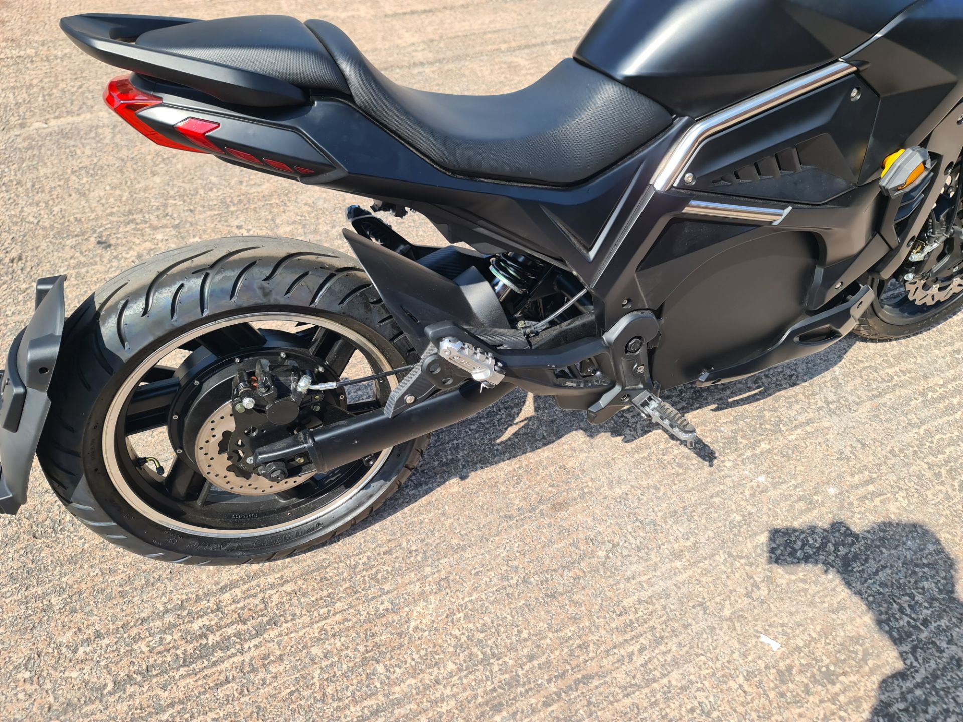 Electric motorbike, colour: black. Recorded kms: 3. Very little is known about this bike. We under - Image 12 of 24