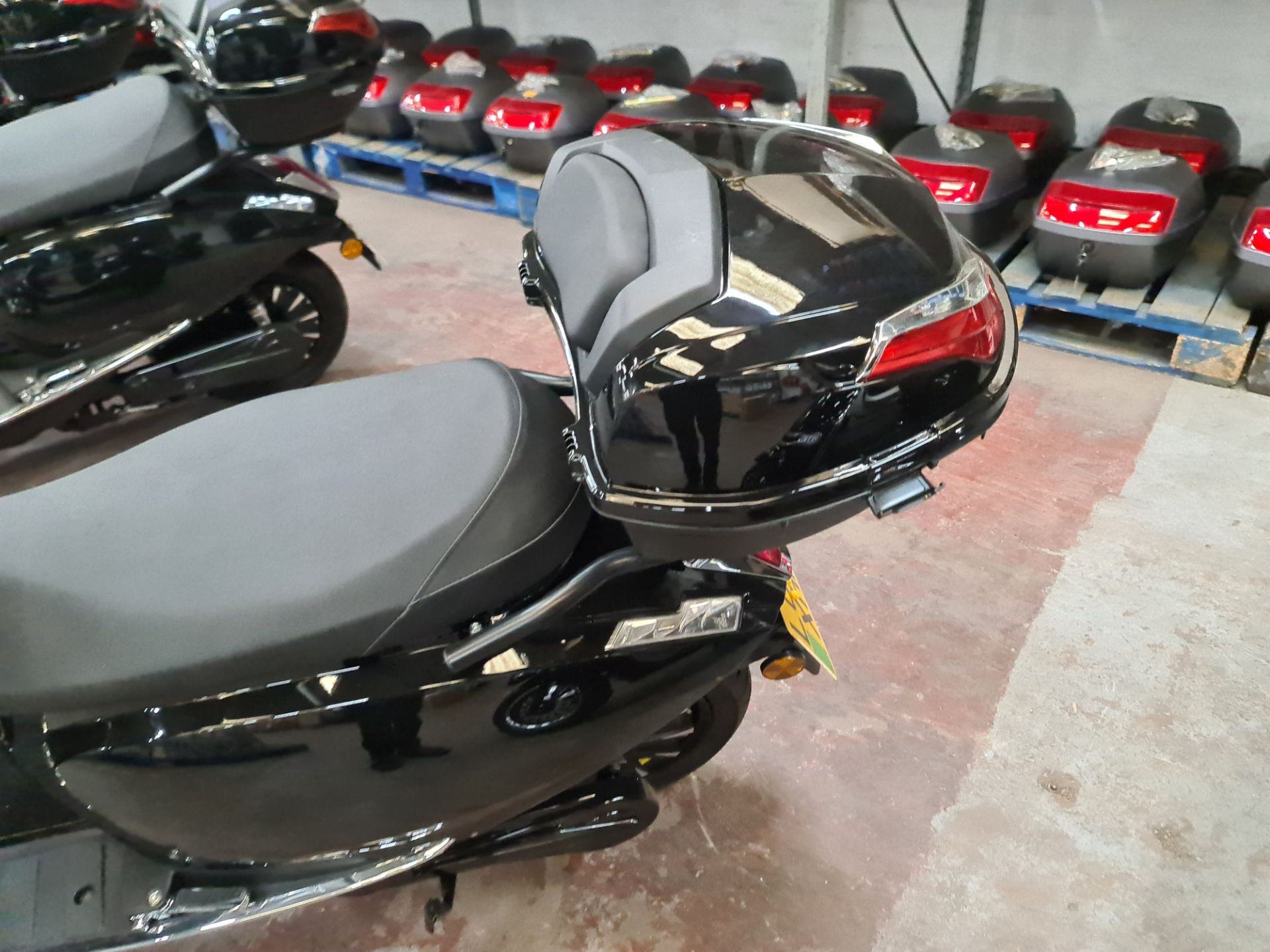 LO23 XHN Ultra 4000 electric scooter, colour: black, 125cc equivalent, 50mph top speed, 50 mile rang - Image 18 of 28