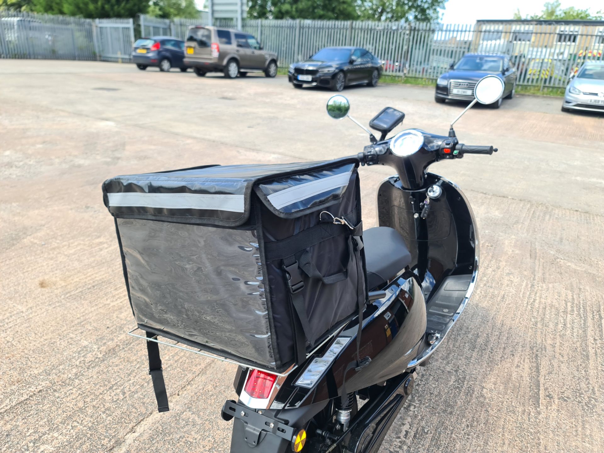 LO22 WLK Ultra 5000 electric scooter, colour: black, 125cc equivalent, 60mph top speed, 60 mile rang - Image 15 of 27