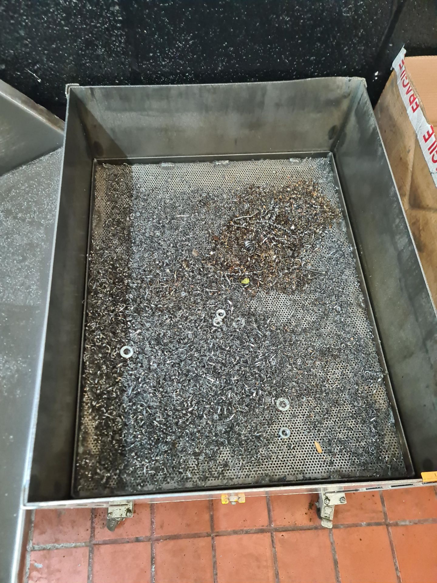 Mobile metal scraps bin with filtration system and tap. NB lots 281 to 287 comprise items that were - Image 4 of 5