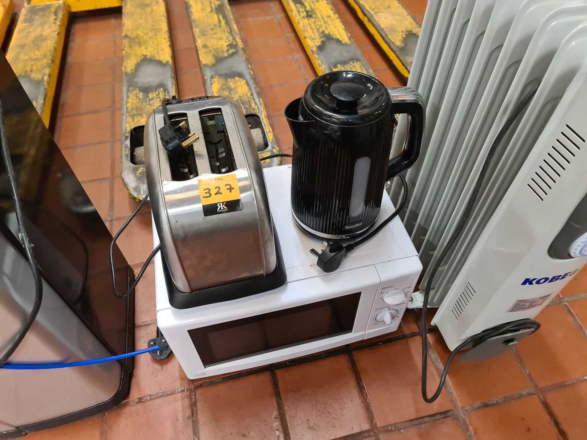 Mixed domestic appliance lot comprising microwave, toaster, kettle and oil filled radiator - Image 4 of 6