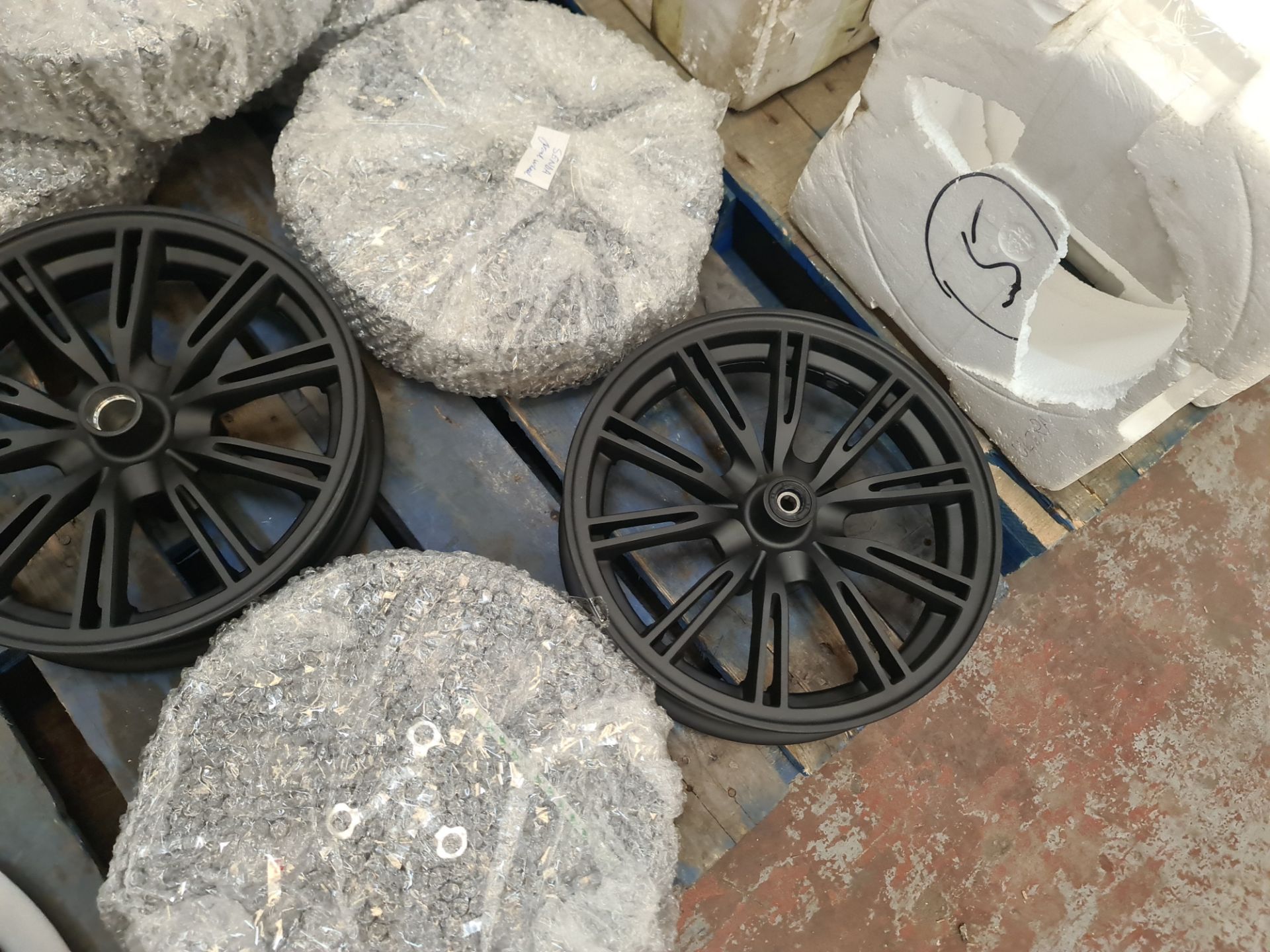 9 off assorted bike front wheels, the contents of a pallet - Image 4 of 7