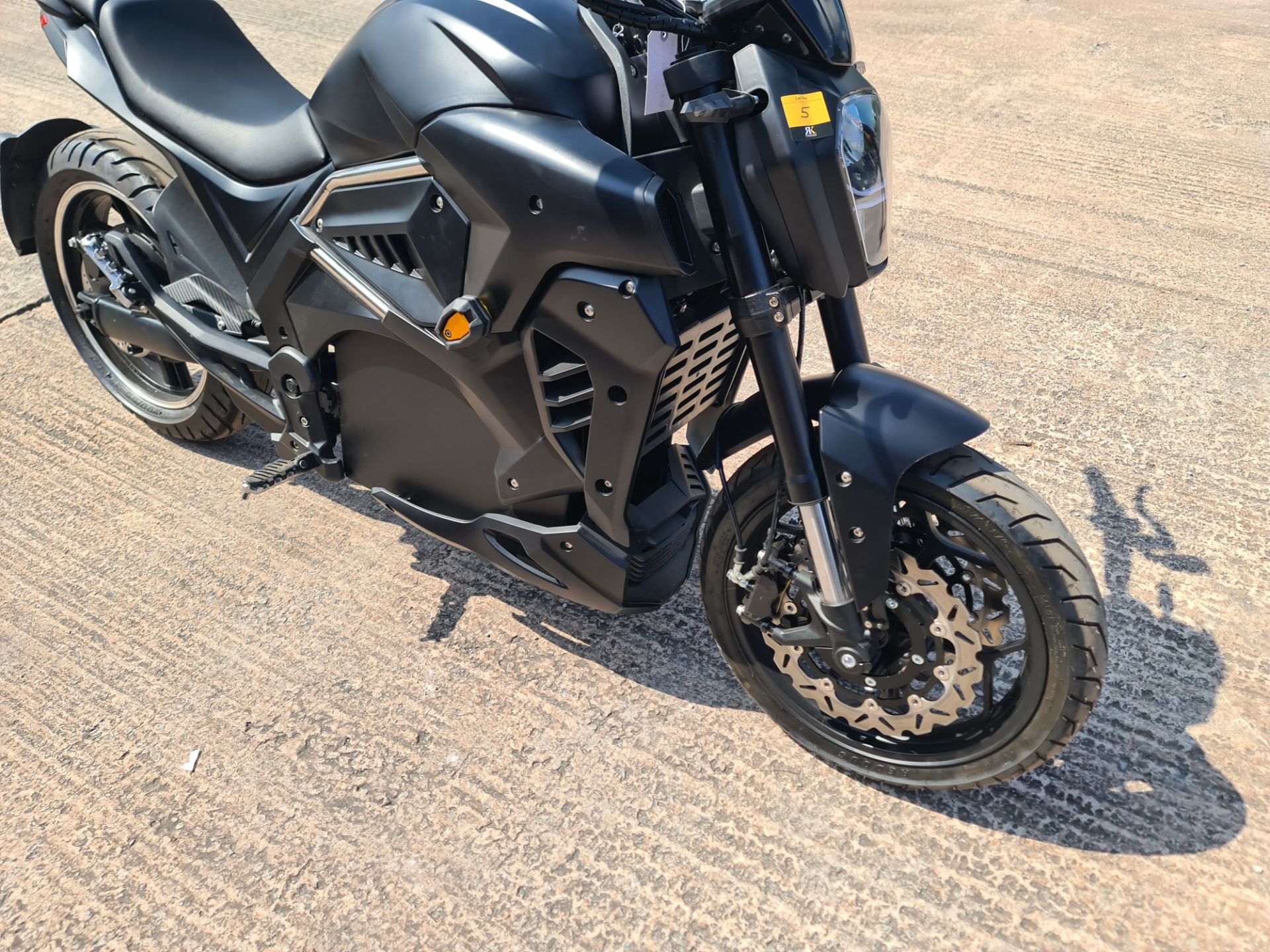Electric motorbike, colour: black. Recorded kms: 3. Very little is known about this bike. We under - Image 8 of 24