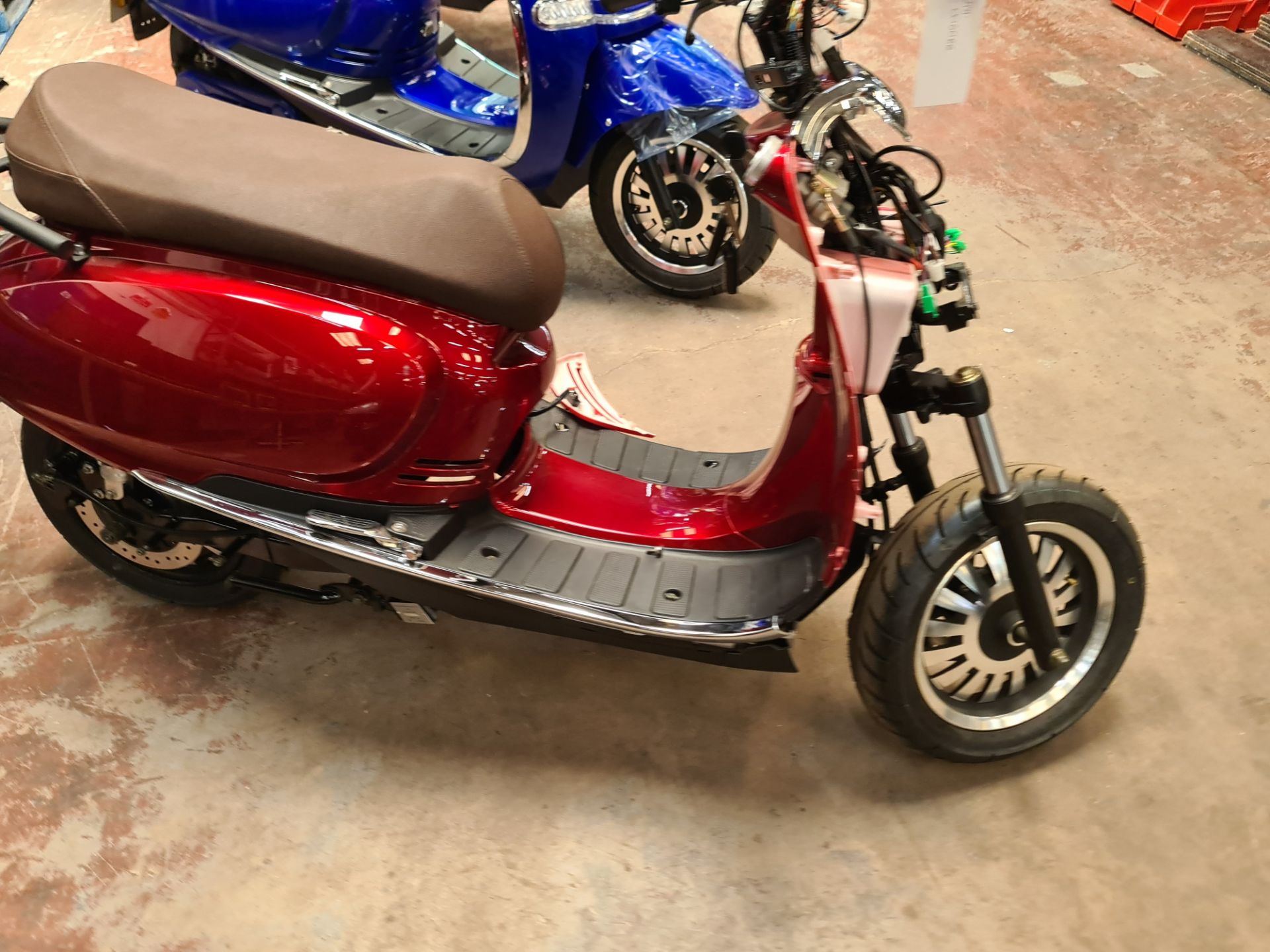 Ultra 5000 electric scooter, Non-runner. Colour: red, 125cc equivalent, 60mph top speed, 60 mile ran - Image 11 of 24