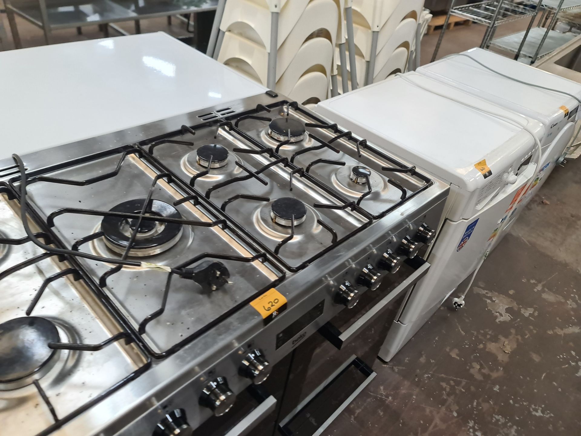 Beko large range oven with a total of 7 hobs - Image 5 of 10