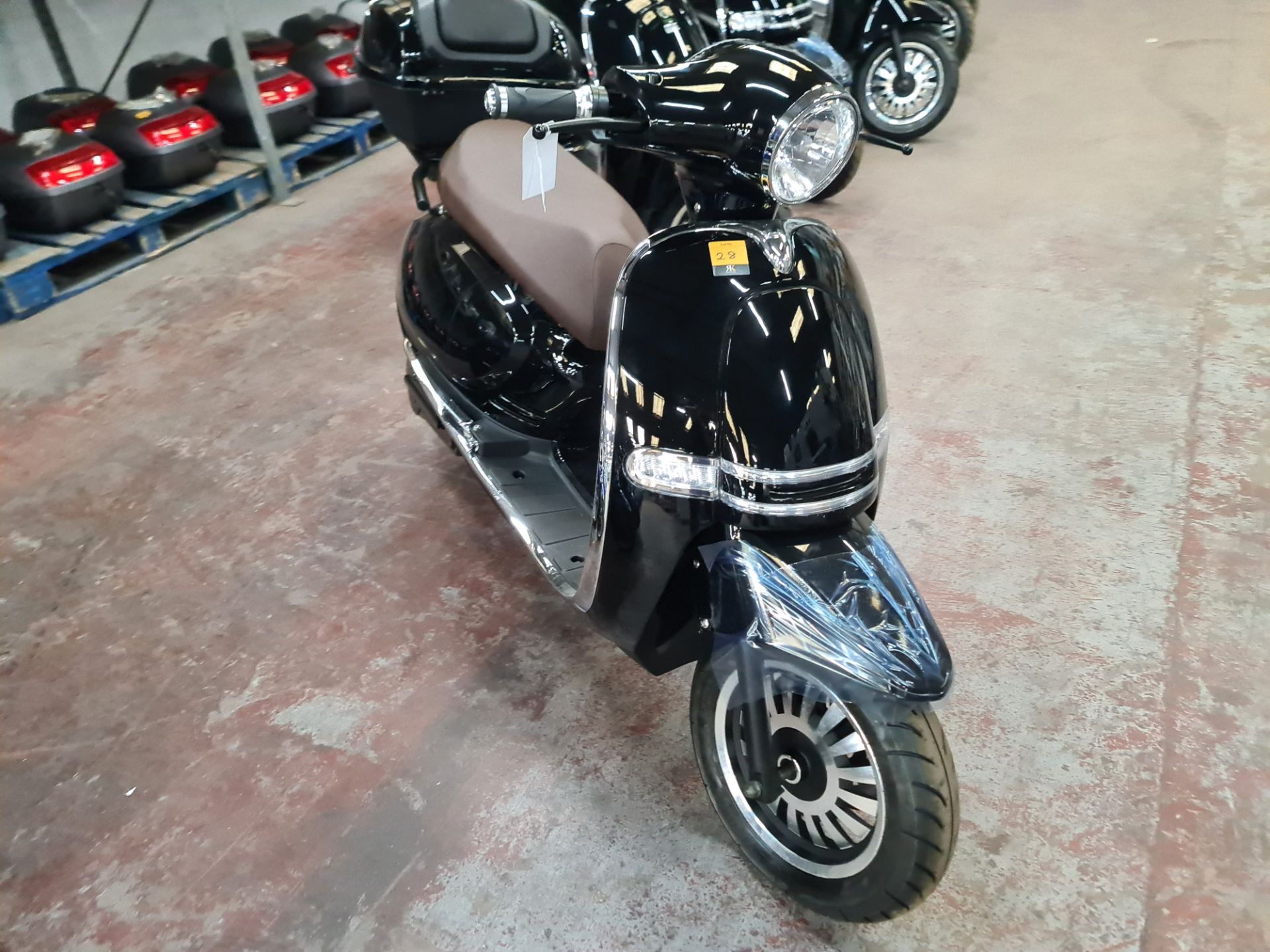 LO23 XHP Ultra 4000 electric scooter, colour: black, 125cc equivalent, 50mph top speed, 50 mile rang - Image 6 of 26