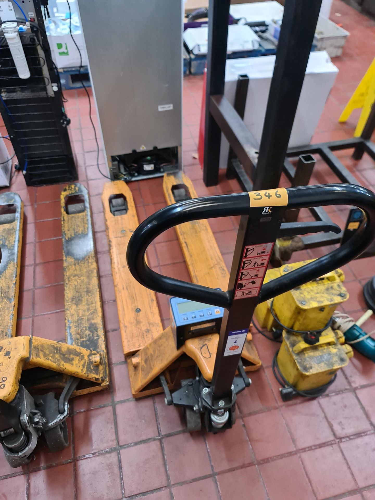 Euro pallet truck with built-in digital weighing system