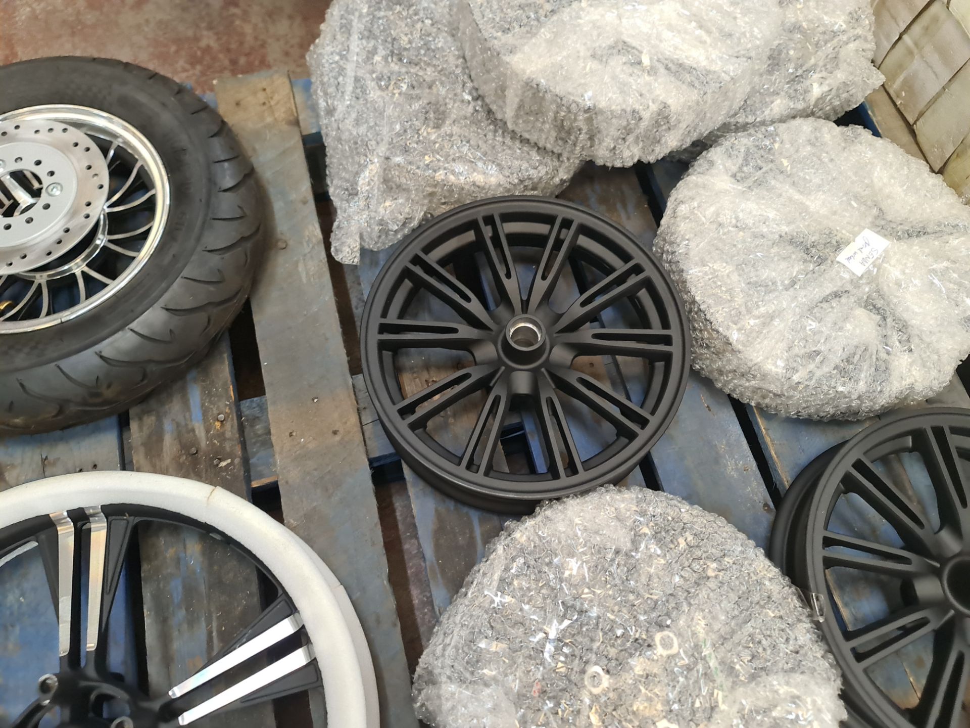 9 off assorted bike front wheels, the contents of a pallet - Image 3 of 7