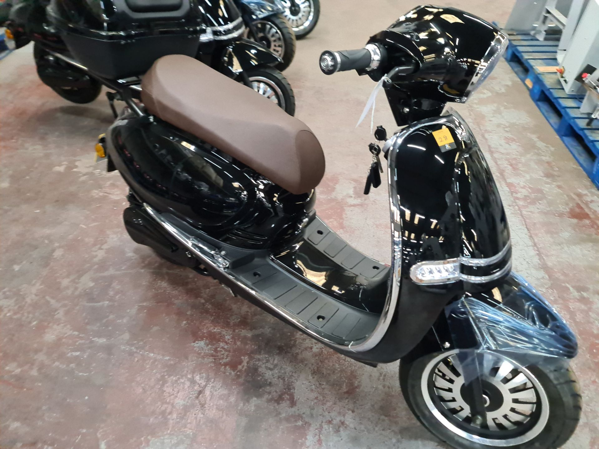 LO23 XHP Ultra 4000 electric scooter, colour: black, 125cc equivalent, 50mph top speed, 50 mile rang - Image 9 of 26