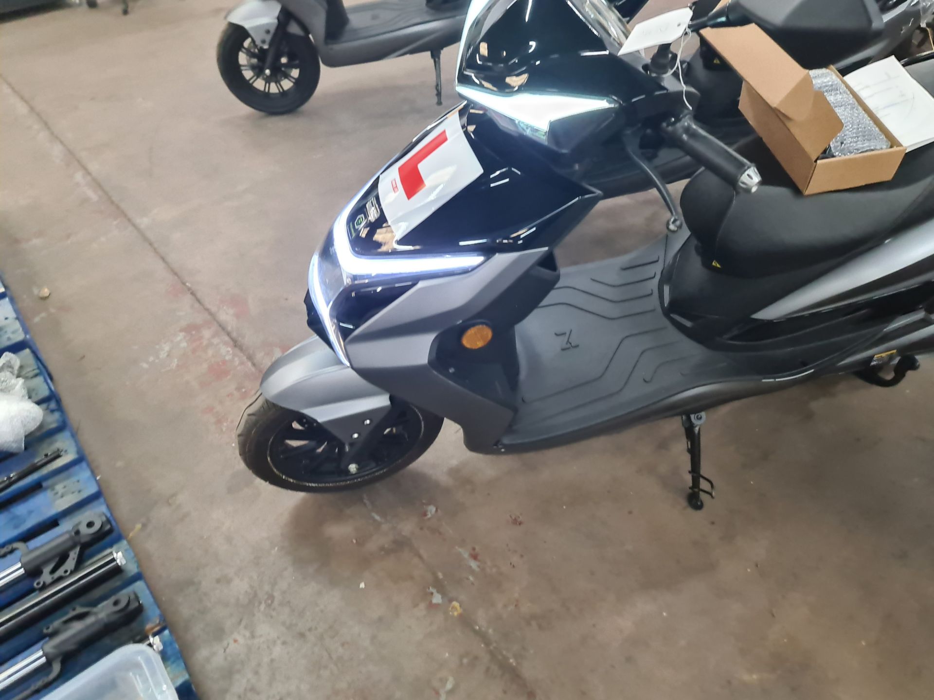 LO70 KXR X-tra 2000 dual battery electric moped, colour: grey, 50cc equivalent, 30mph top speed, 90 - Image 3 of 19