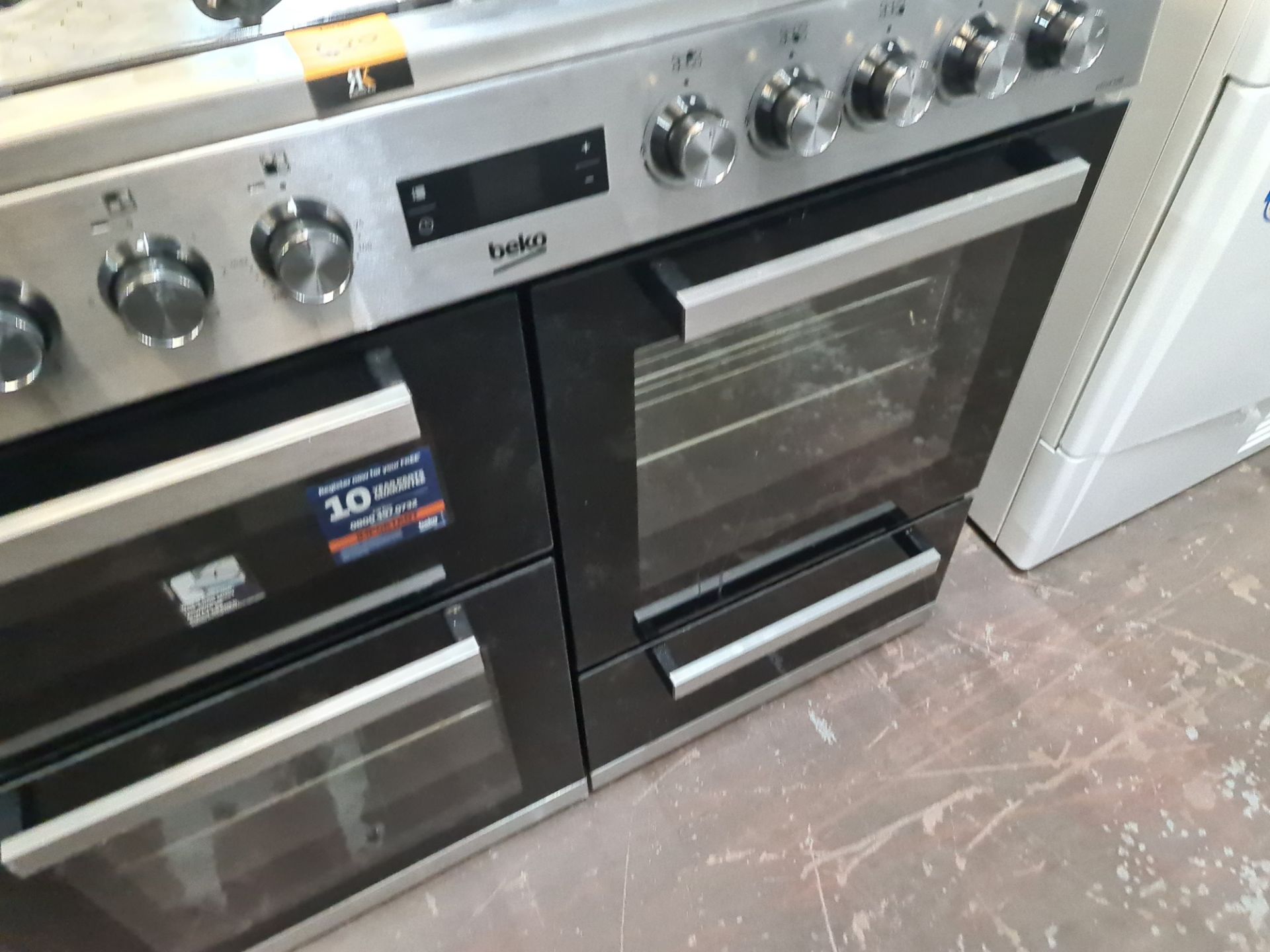 Beko large range oven with a total of 7 hobs - Image 9 of 10