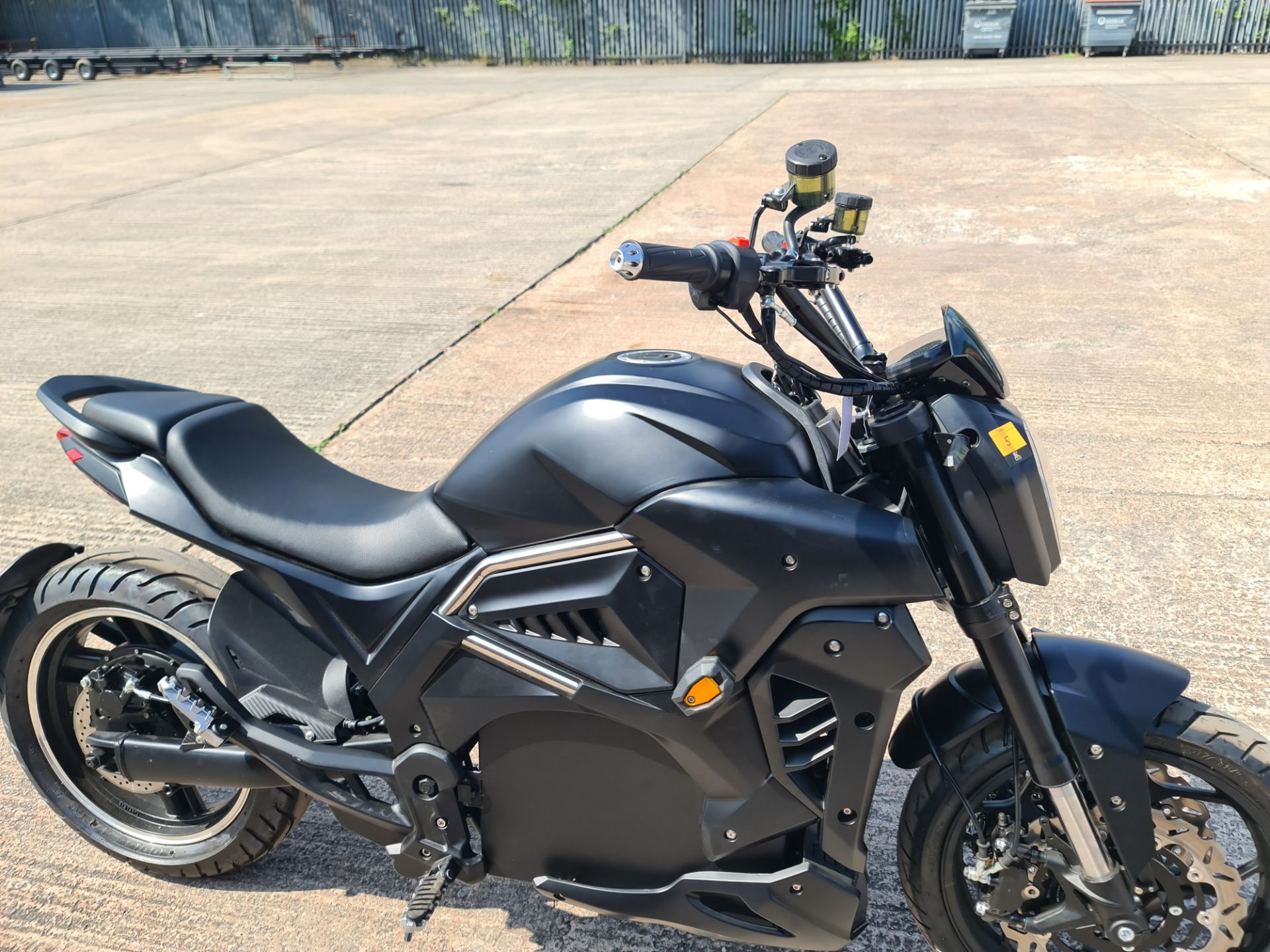 Electric motorbike, colour: black. Recorded kms: 3. Very little is known about this bike. We under - Image 9 of 24