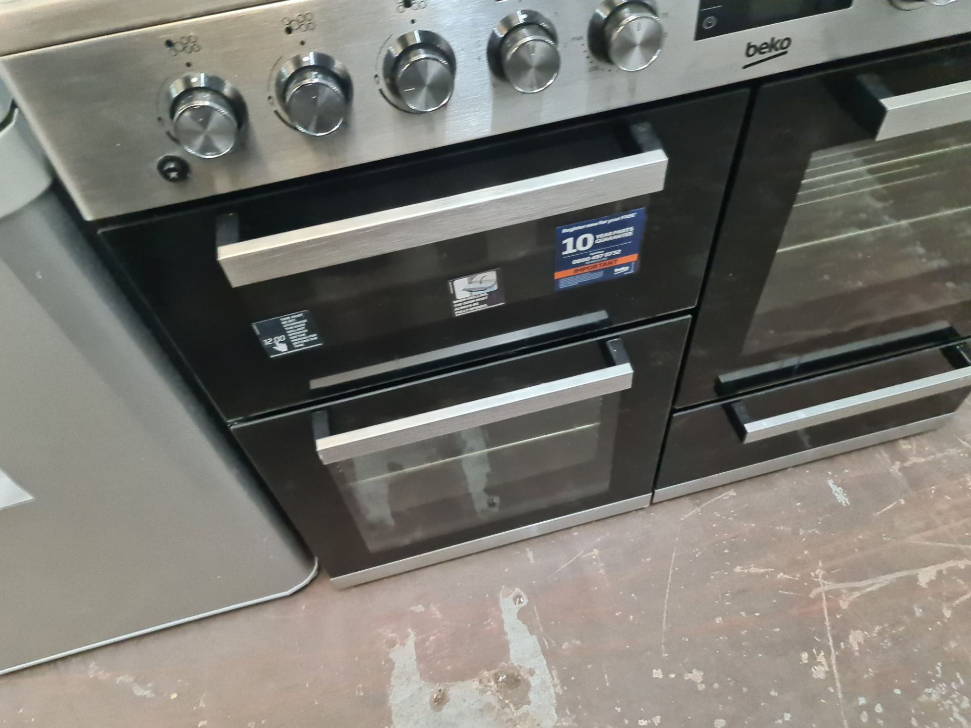 Beko large range oven with a total of 7 hobs - Image 8 of 10