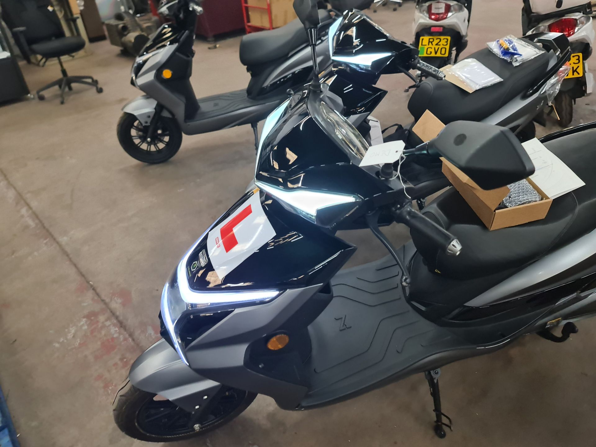 LO70 KXR X-tra 2000 dual battery electric moped, colour: grey, 50cc equivalent, 30mph top speed, 90 - Image 2 of 19