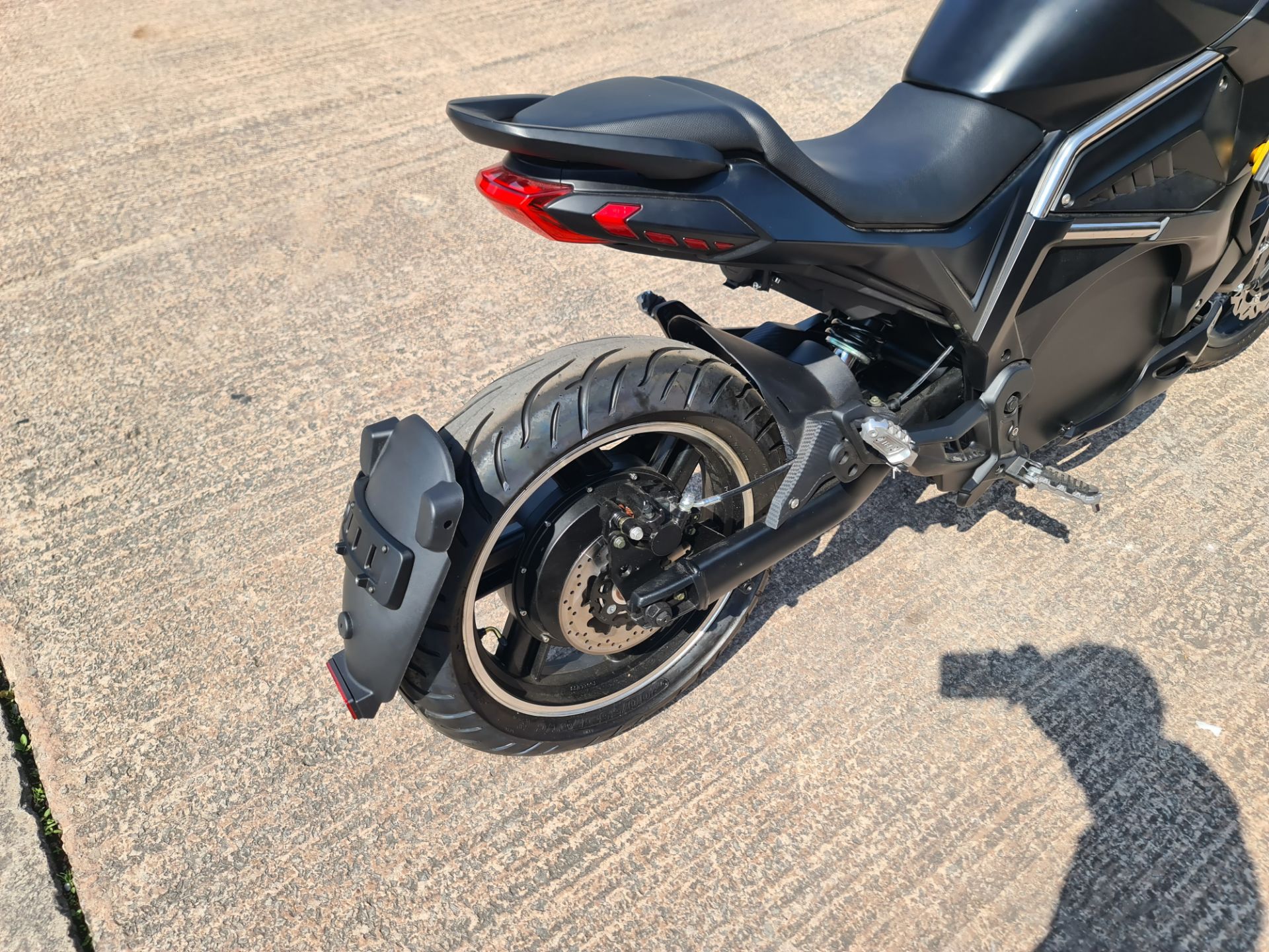 Electric motorbike, colour: black. Recorded kms: 3. Very little is known about this bike. We under - Image 14 of 24