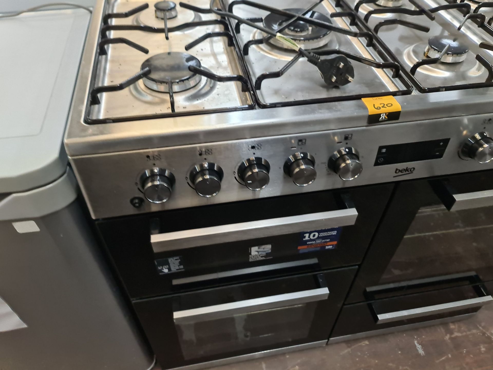 Beko large range oven with a total of 7 hobs - Image 7 of 10