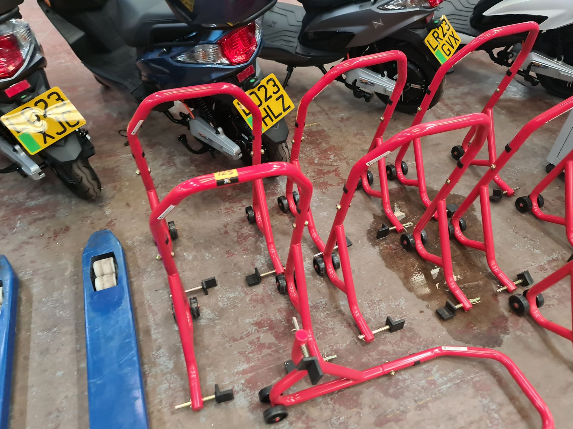 8 off motorcycle paddock stands - Image 3 of 6